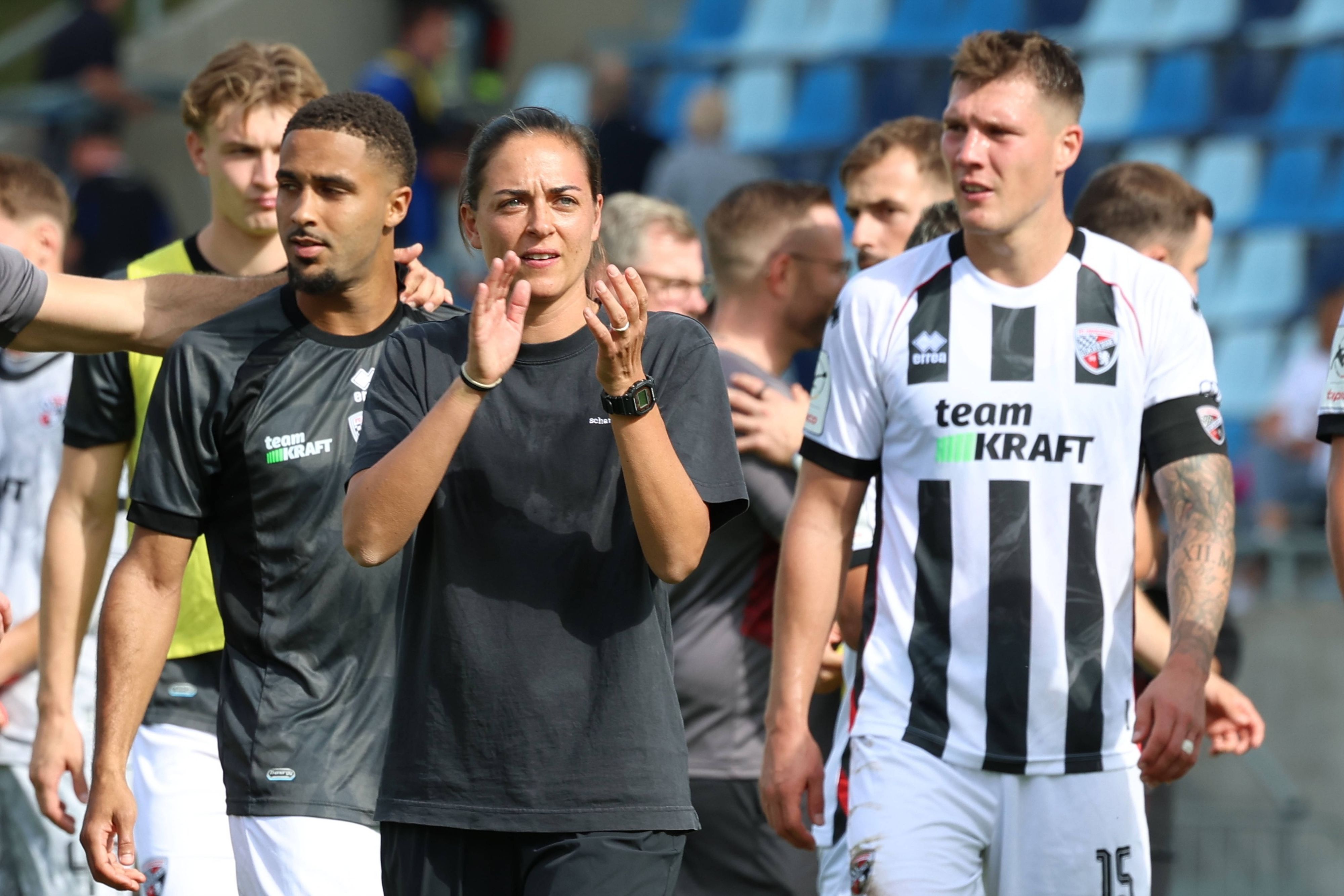 Heute.at - Erste Trainerin einer Herren-Mannschaft gefeuert