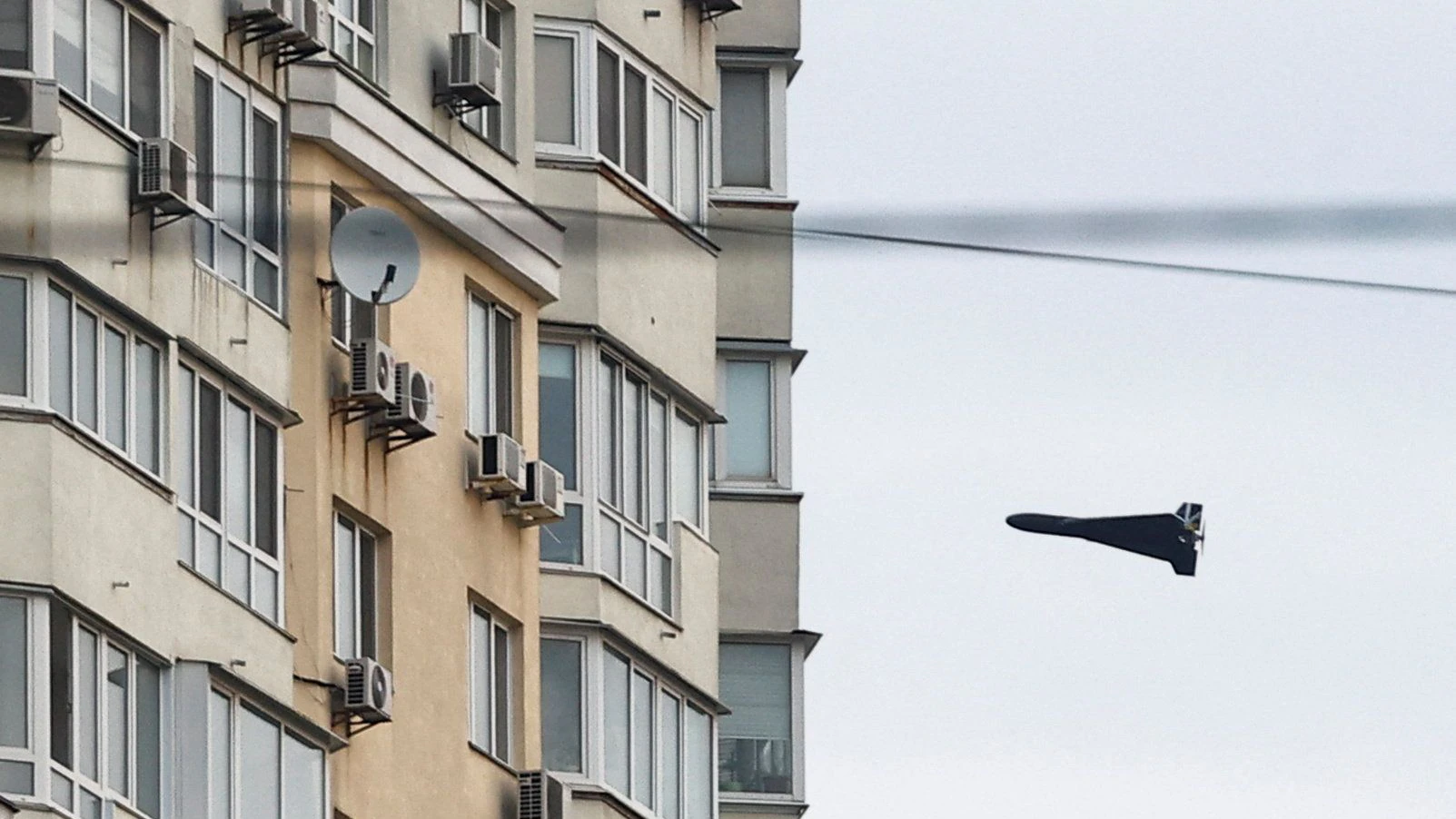 Eine russische "Geran 2"-Kamikaze-Drohne bei einem Angriff auf Kyjiw am 16. April 2026.
