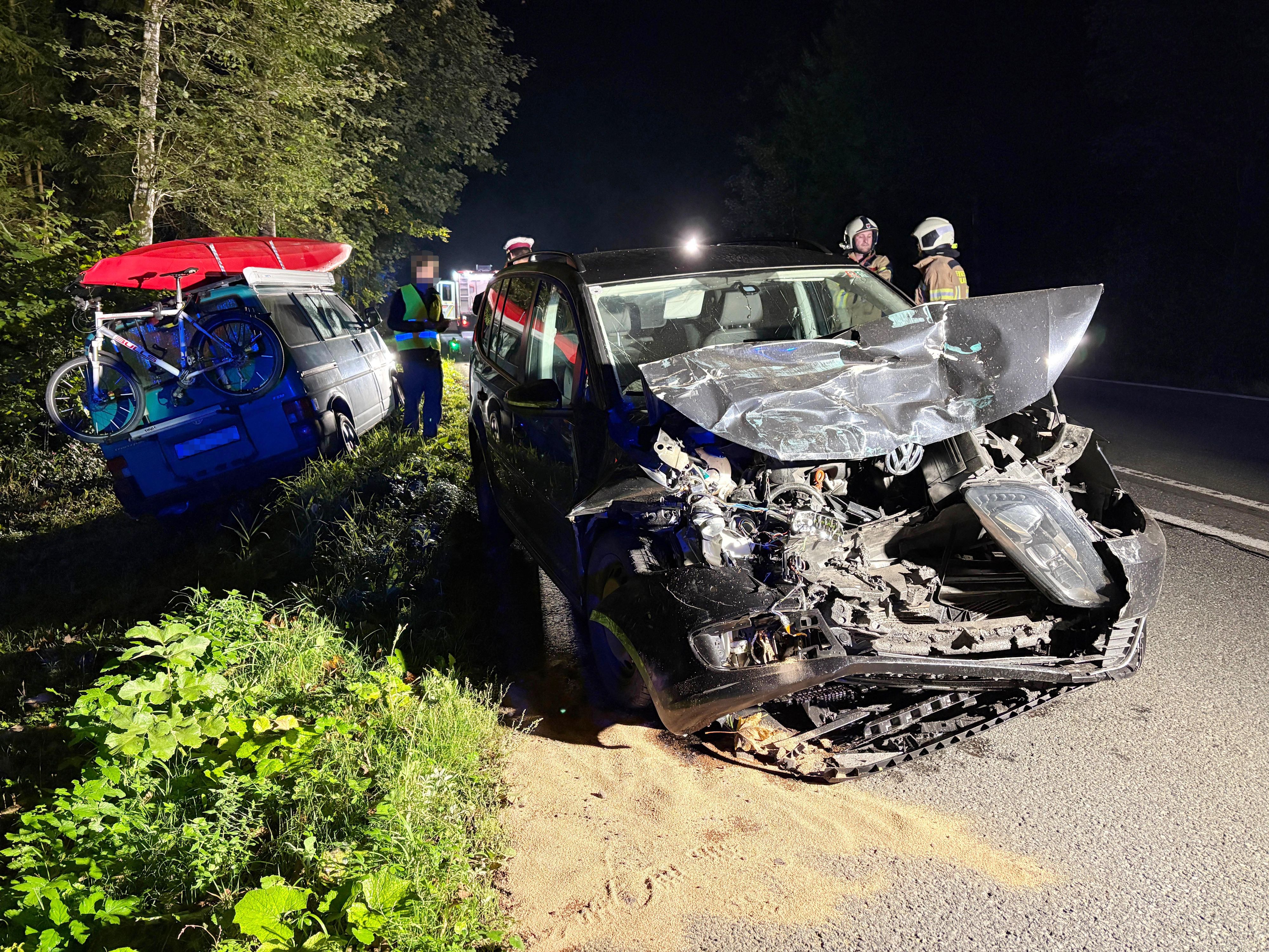Reh auf Straße: Erst krachte ein Pkw in einen Klein-Lkw, dann folgte der nächste Unfall. Zwei Männer mussten nach einer Wildunfall-Crashserie am 24. September 2026 in Kössen ins Krankenhaus.