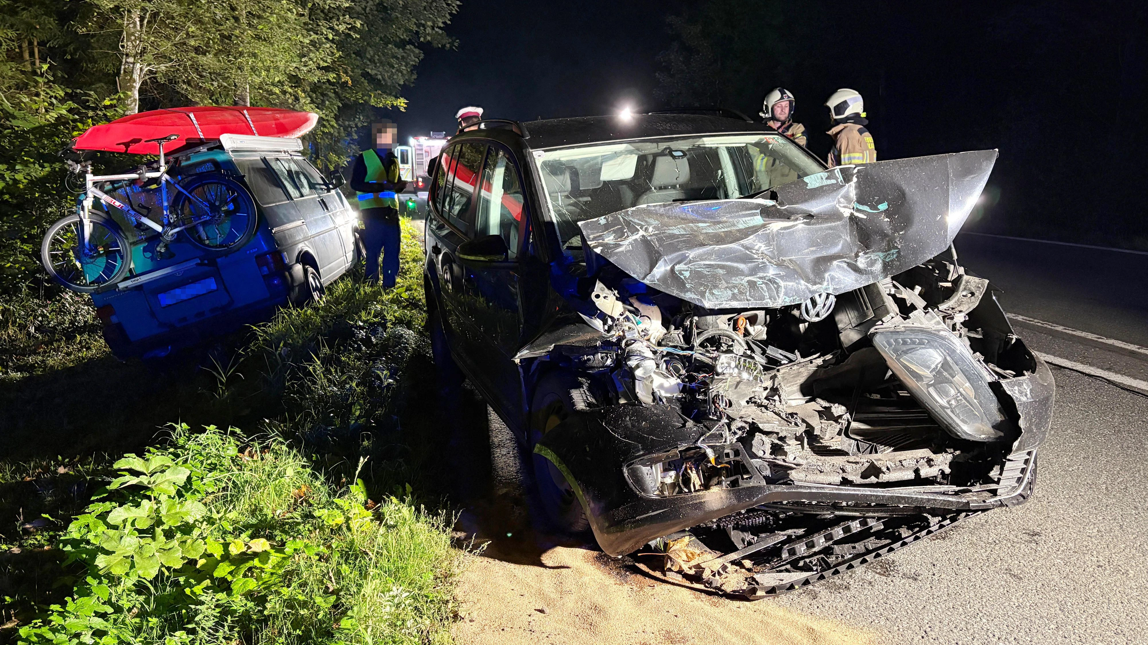 Reh auf Straße: Erst krachte ein Pkw in einen Klein-Lkw, dann folgte der nächste Unfall. Zwei Männer mussten nach einer Wildunfall-Crashserie am 24. September 2026 in Kössen ins Krankenhaus.