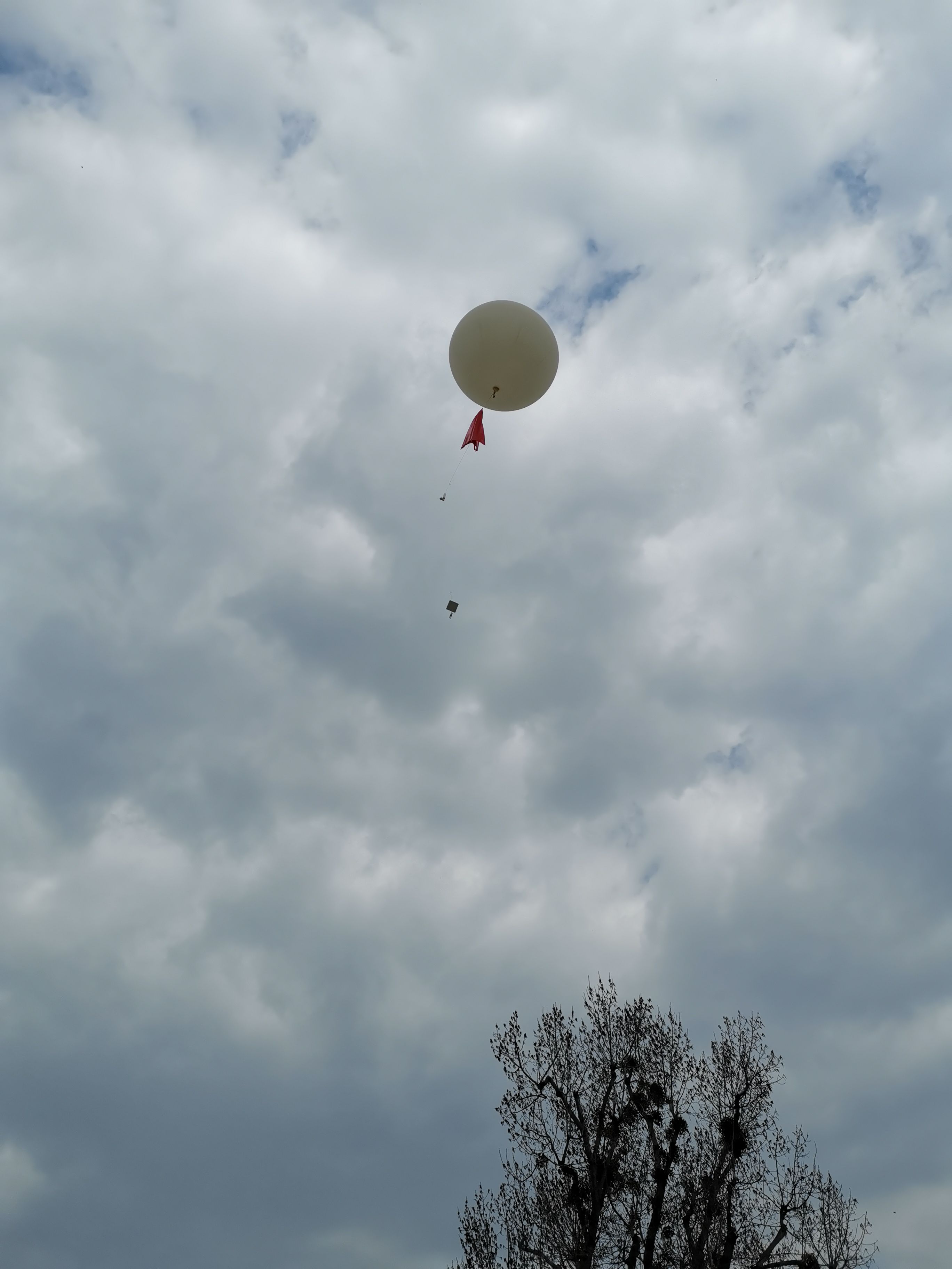 Zweimal täglich starten auf der Hohen Warte Wetterballons mit Radiosonden.