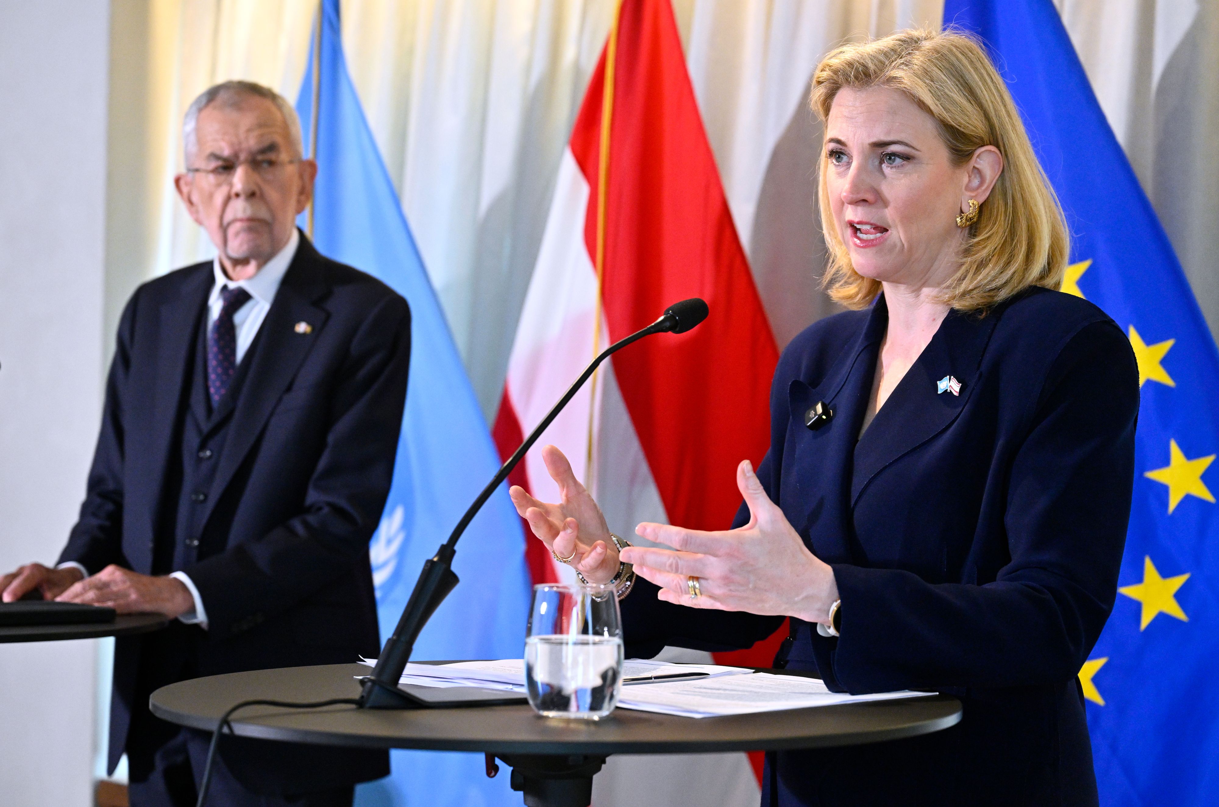Außenministerin Beate Meinl-Reisinger (NEOS) steht Bundespräsident Alexander Van der Bellen zur Seite.
