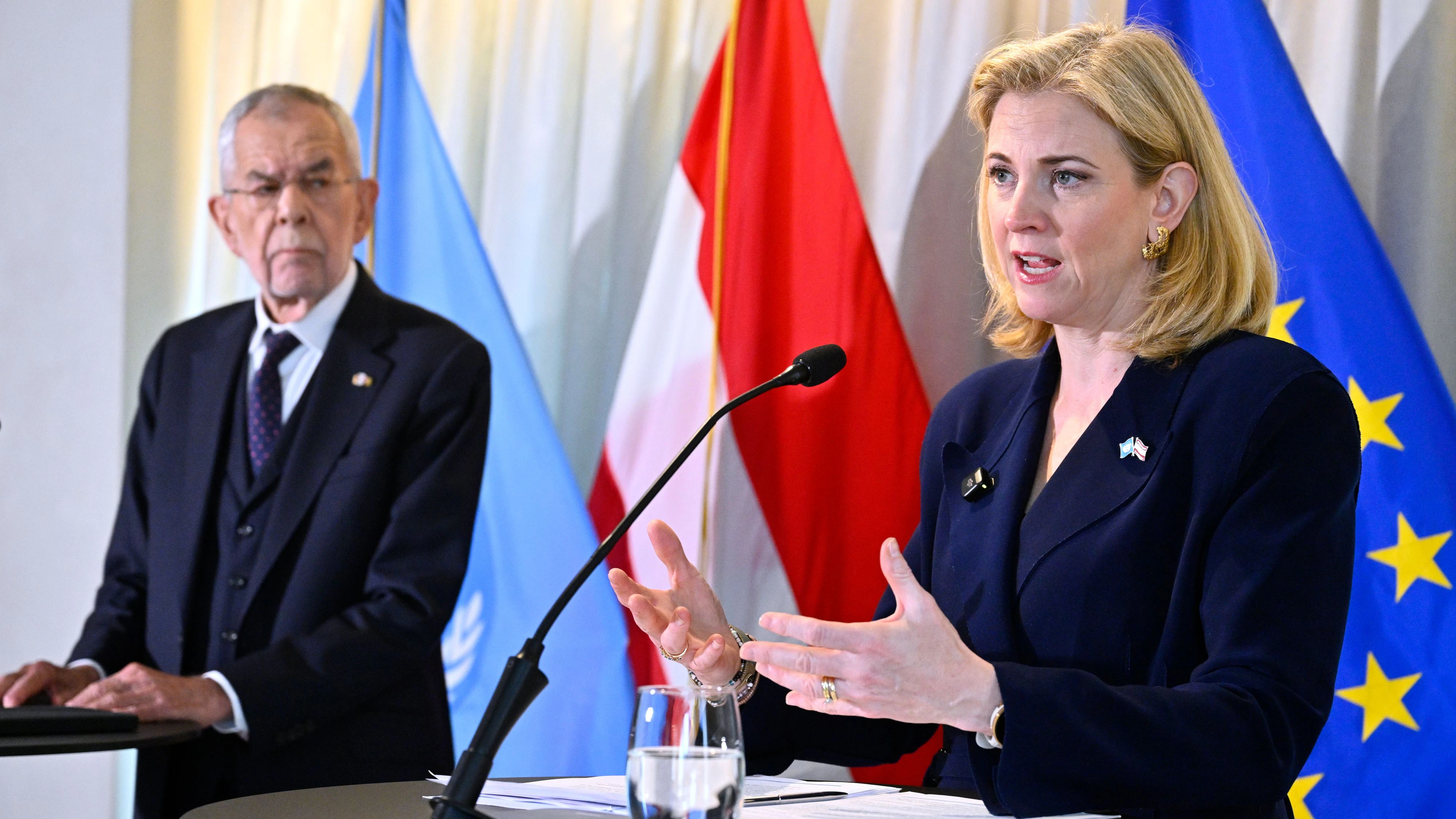 Außenministerin Beate Meinl-Reisinger (NEOS) steht Bundespräsident Alexander Van der Bellen zur Seite.