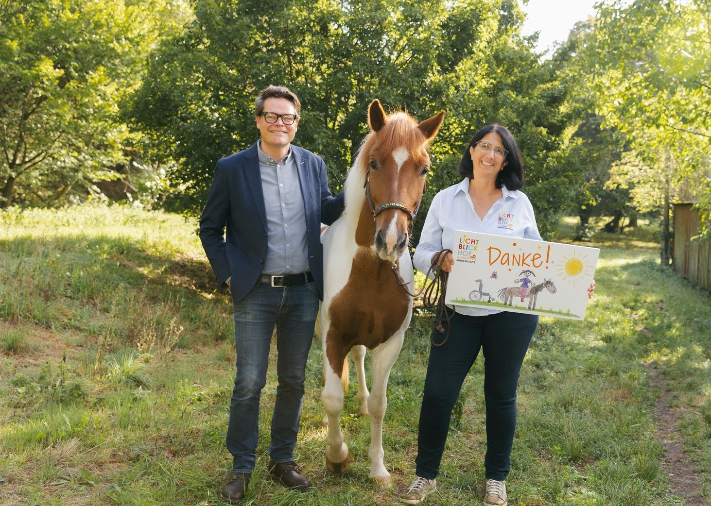 Tierschutz-Stadtrat Jürgen Czernohorszky (SP) mit Therapiepferd Sirius und Verena Bittmann (Lichtblickhof Kinderhospiz)