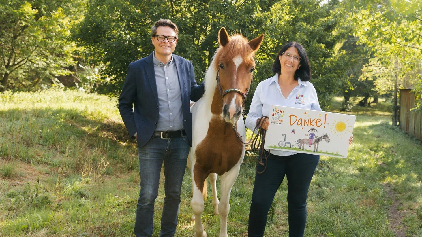 Tierschutz-Stadtrat Jürgen Czernohorszky (SP) mit Therapiepferd Sirius und Verena Bittmann (Lichtblickhof Kinderhospiz)
