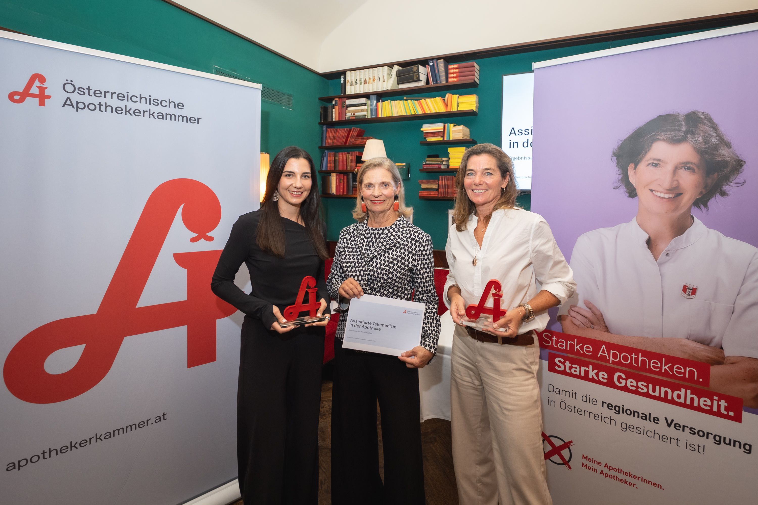 (v.l.) oö. Apothekerin Teresa Kriechbaumer, Apothekerkammer-Präsidentin Ulrike Mursch-Edlmayr und die Wiener Apothekerin Caroline Frauendorfer