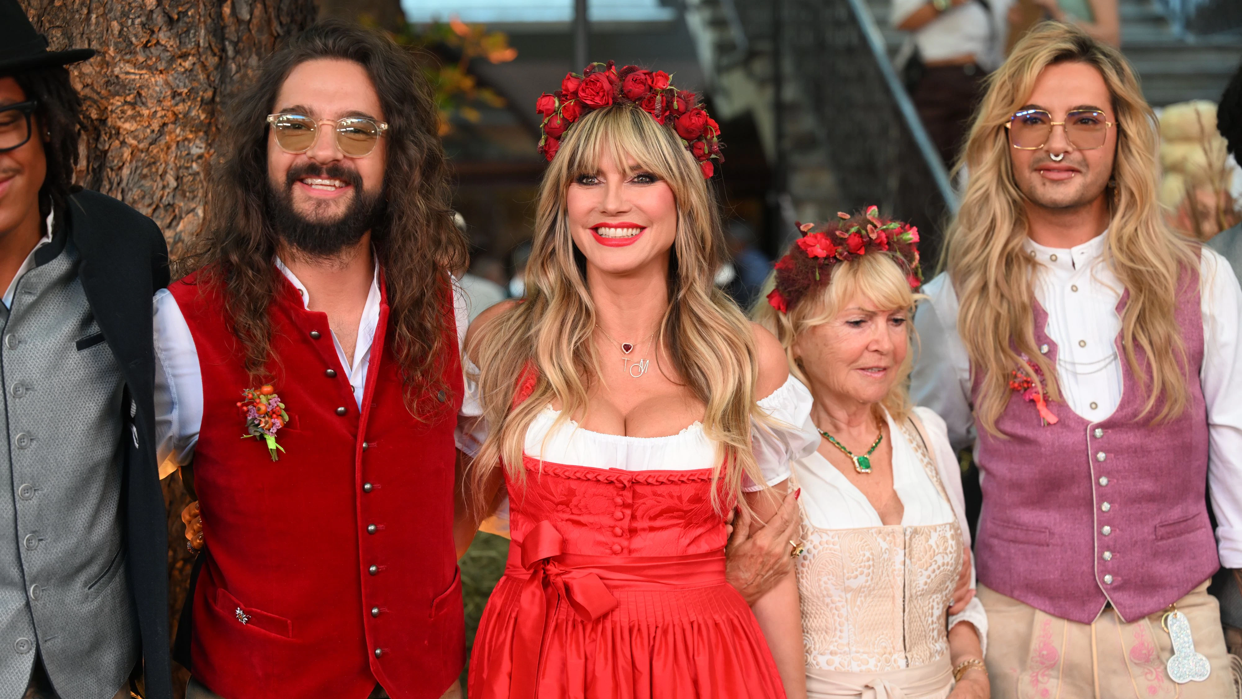 Tom Kaulitz, Heidi und Erna Klum, sowie Bill Kaulitz.