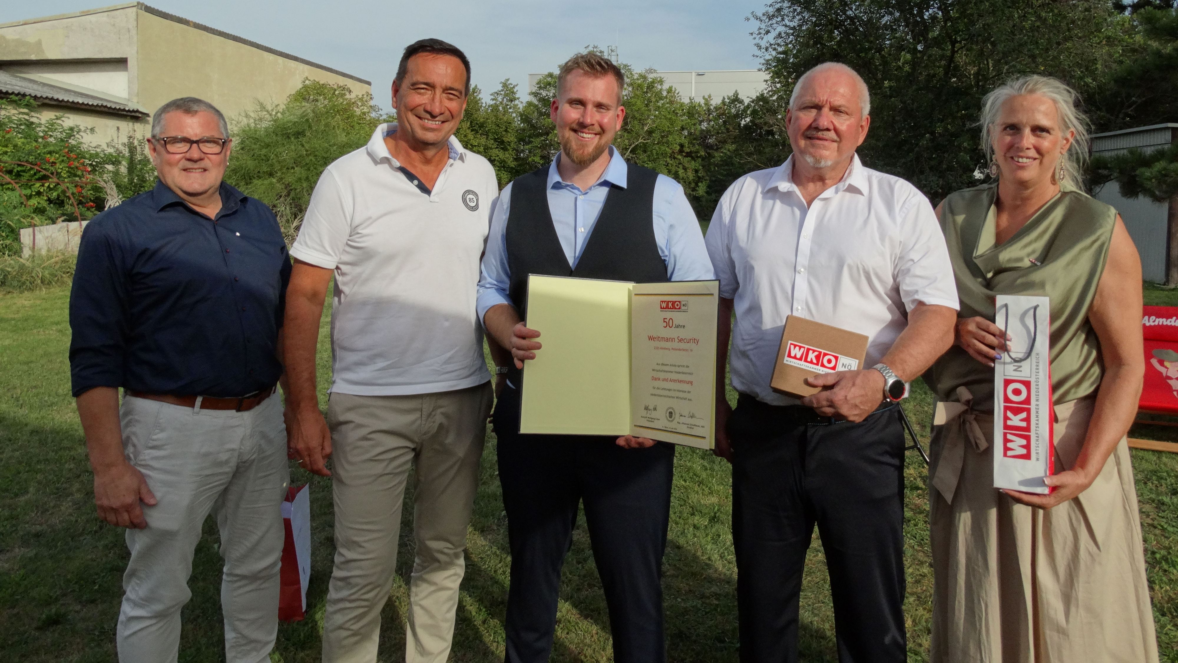 Im Jänner übergab Georg (2. v.r.) an Michael Weitmann (2. v.l.) - die WKO gratulierte.