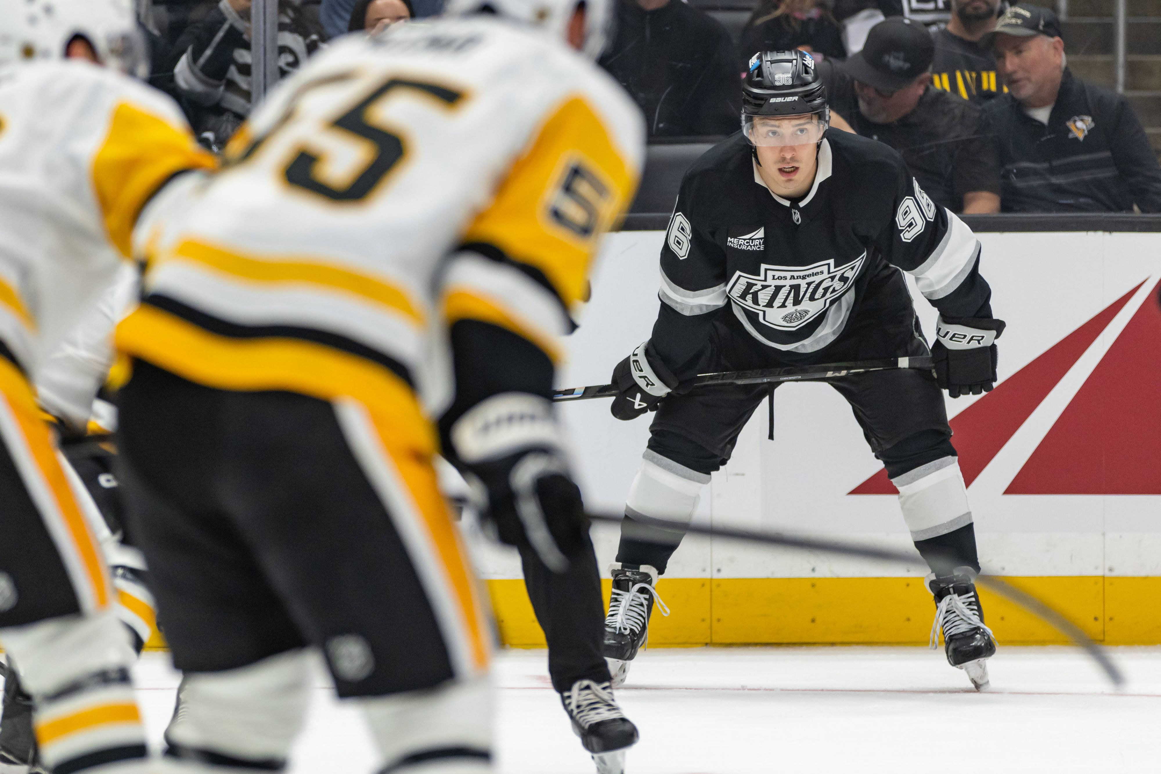 Andrei Kuzmenko (r.) wechselte im Sommer von LA nach Pittsburgh.