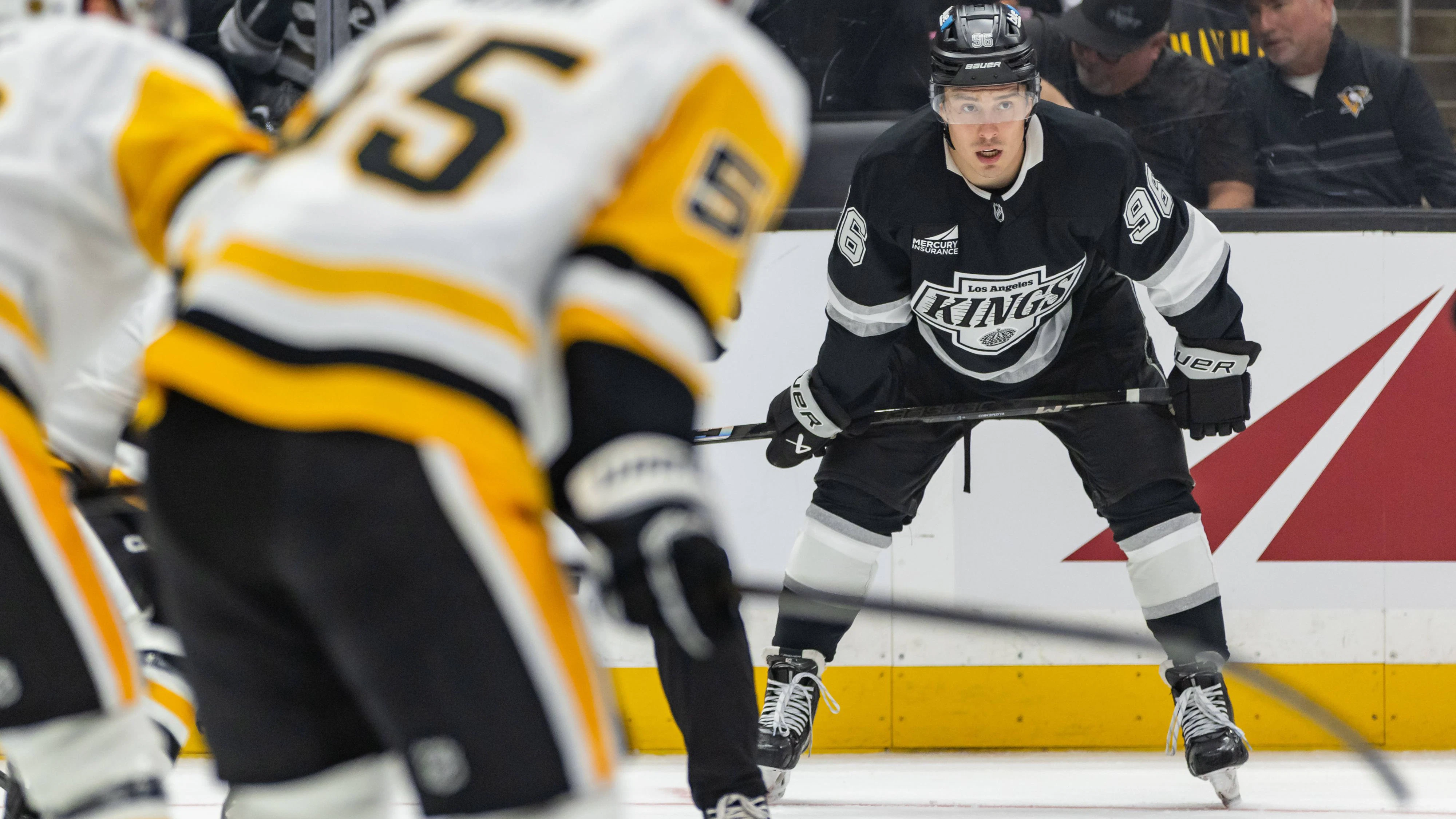 Andrei Kuzmenko (r.) wechselte im Sommer von LA nach Pittsburgh.
