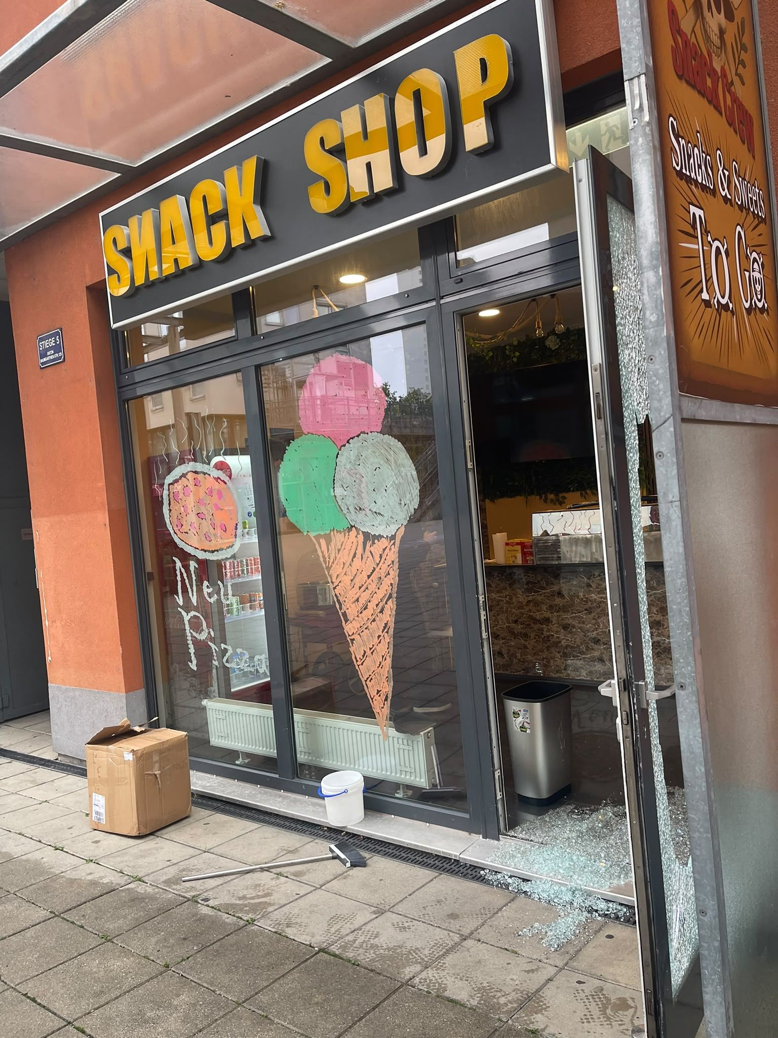 Die unbekannten Täter sind in den Snackshop eingebrochen. 