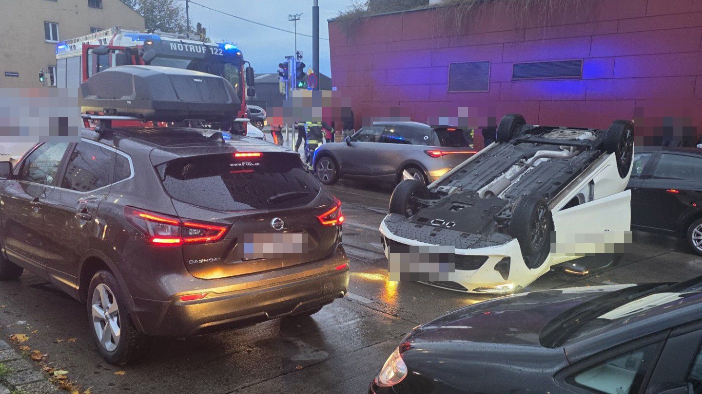 Heute.at - Mietwagen landet nach Crash in Wien auf dem Dach