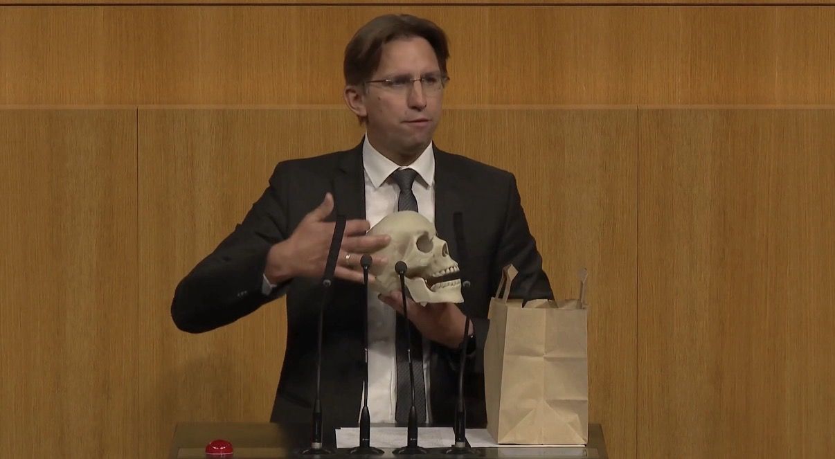 ÖVP-Verkehrssprecher Joachim Schnabel mit Totenschädel bei der Nationalratsdebatte am 23. September 2026.