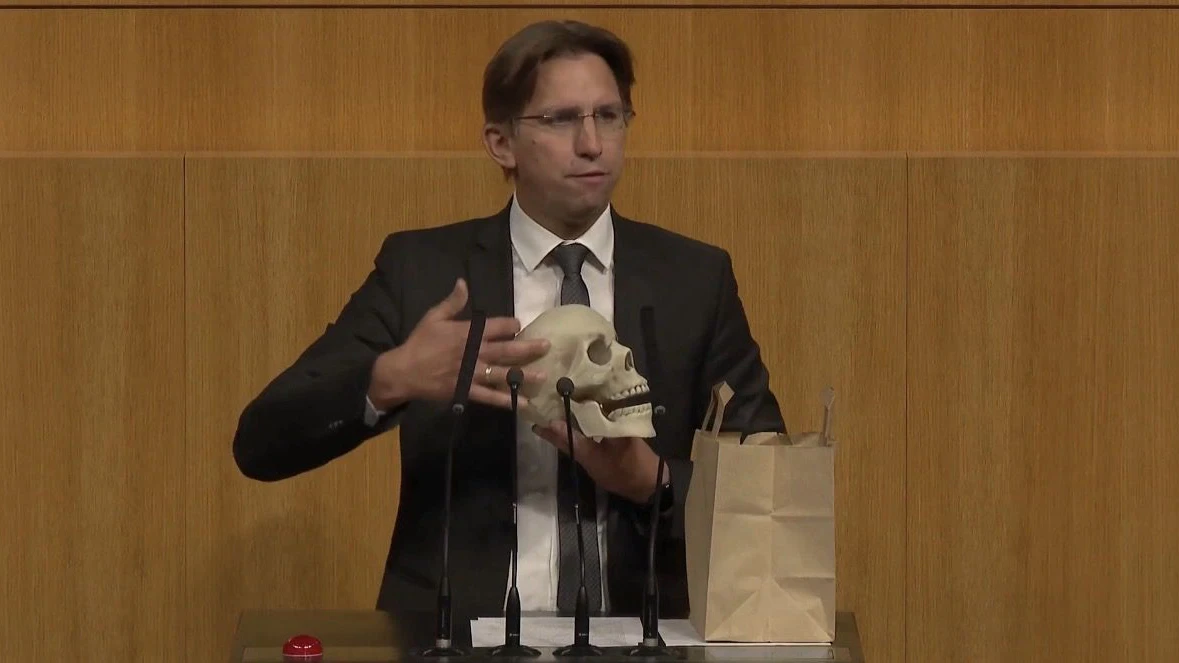 ÖVP-Verkehrssprecher Joachim Schnabel mit Totenschädel bei der Nationalratsdebatte am 23. September 2026.