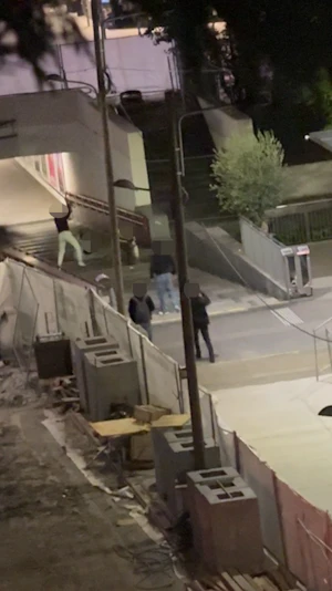 Prügelei in Favoriten: Am Keplerplatz in Wien gerieten mehrere Jugendliche in Streit, einer schlug mit einer Eisenstange zu. Polizei im Einsatz.