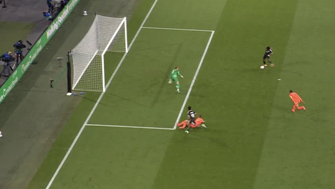 Karim Adeyemi knallt den Ball als zehn Metern über das leere Tor. 