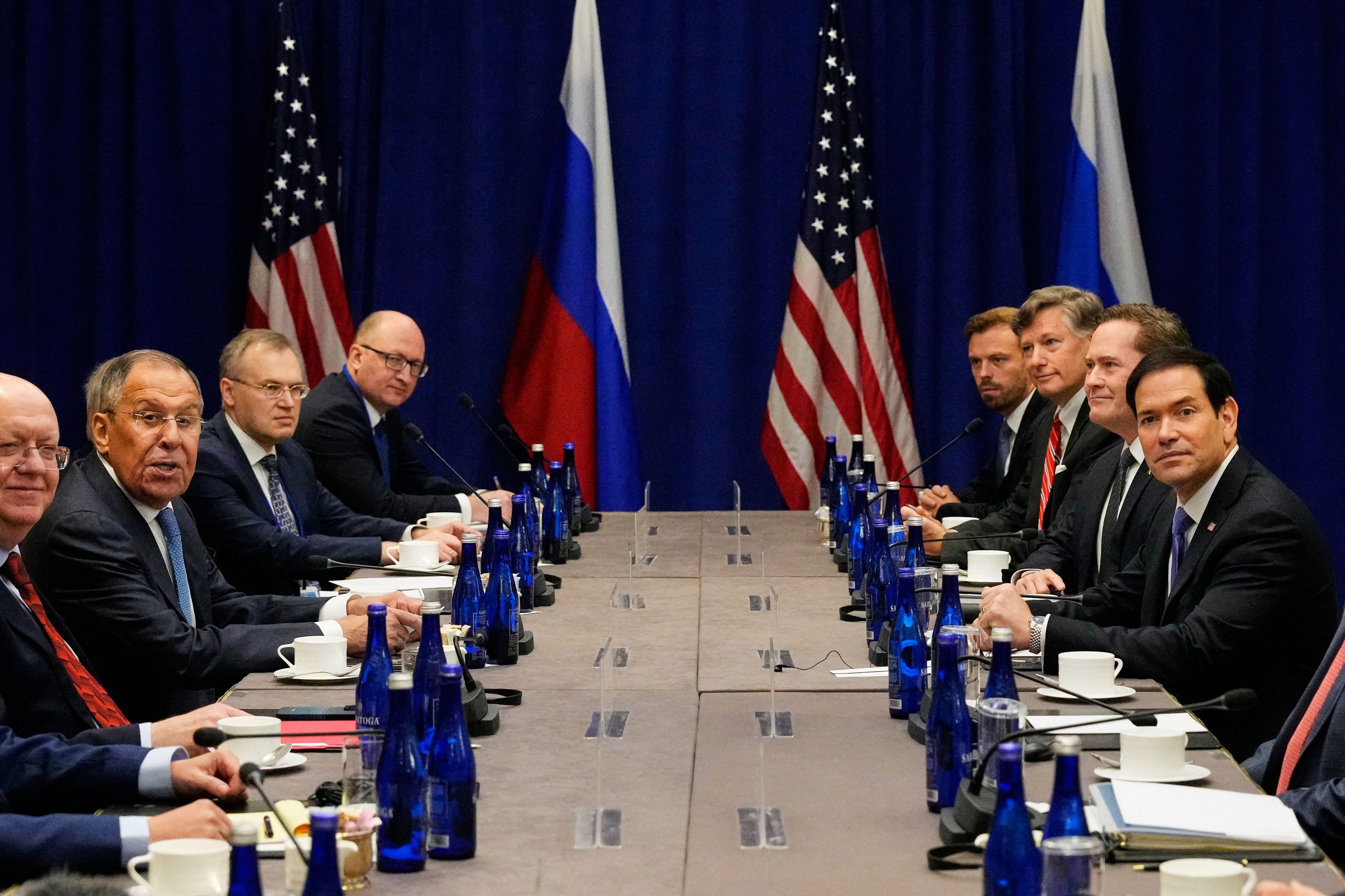US-Außenminister Marco Rubio (re.) trifft die russische Delegation mit Außenminister Sergej Lawrow (2.v.li.) in New York.