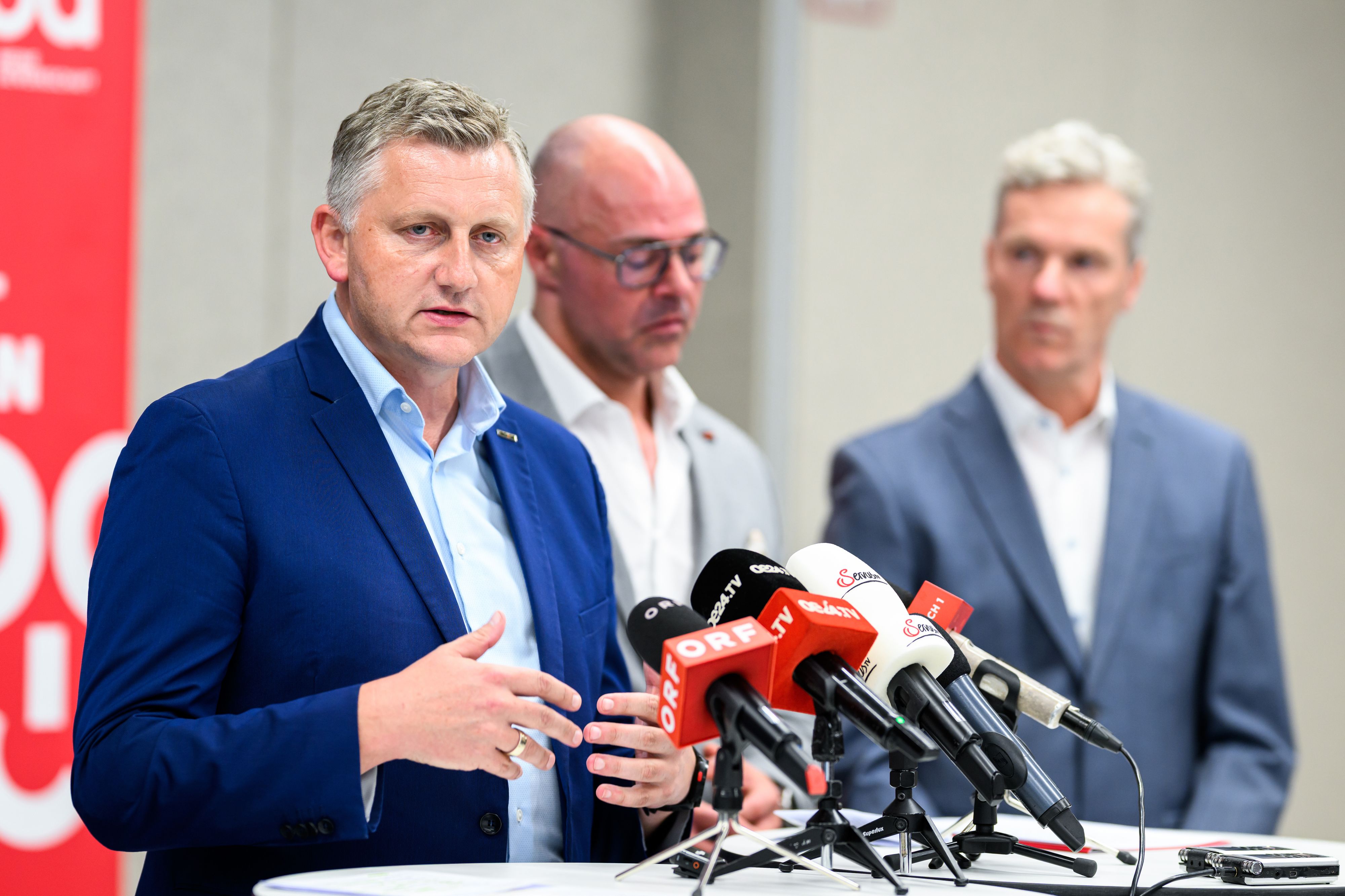 Reinhold Binder (PRO-GE), Mario Ferrari (GPA) und Christian Knill, Obmann des Fachverbandes der Metalltechnischen Industrie, beim Start der Verhandlungen im vergangenen Jahr.