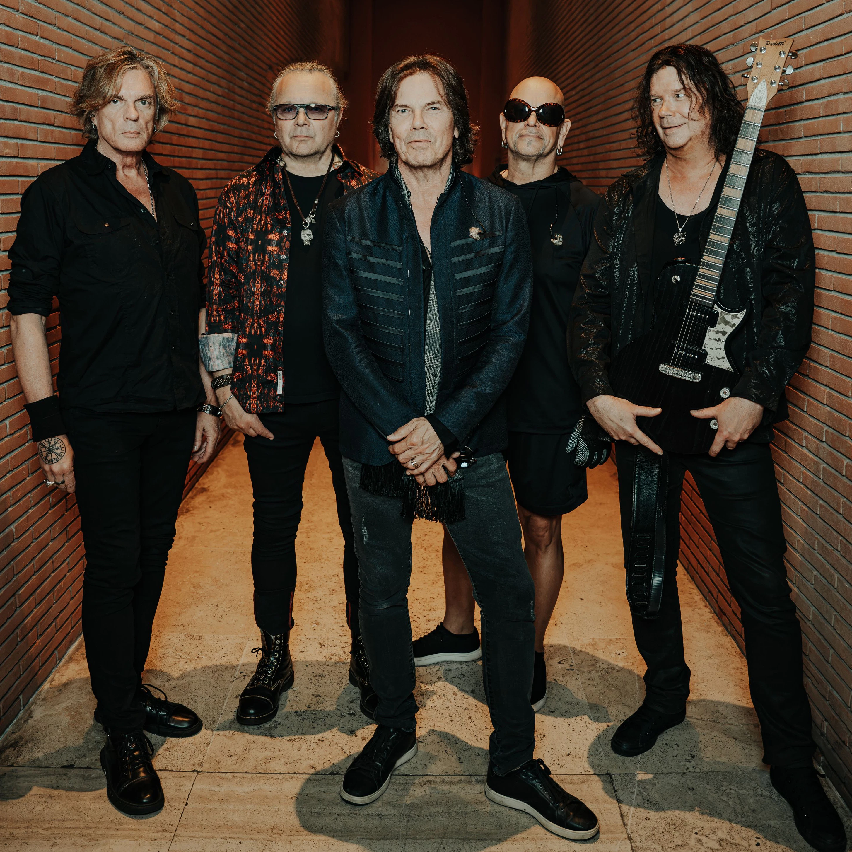 Die Stimme von <strong>Joey Tempest</strong>&nbsp;(Mitte) sorgt auch 2026 immer noch für Gänsehaut.