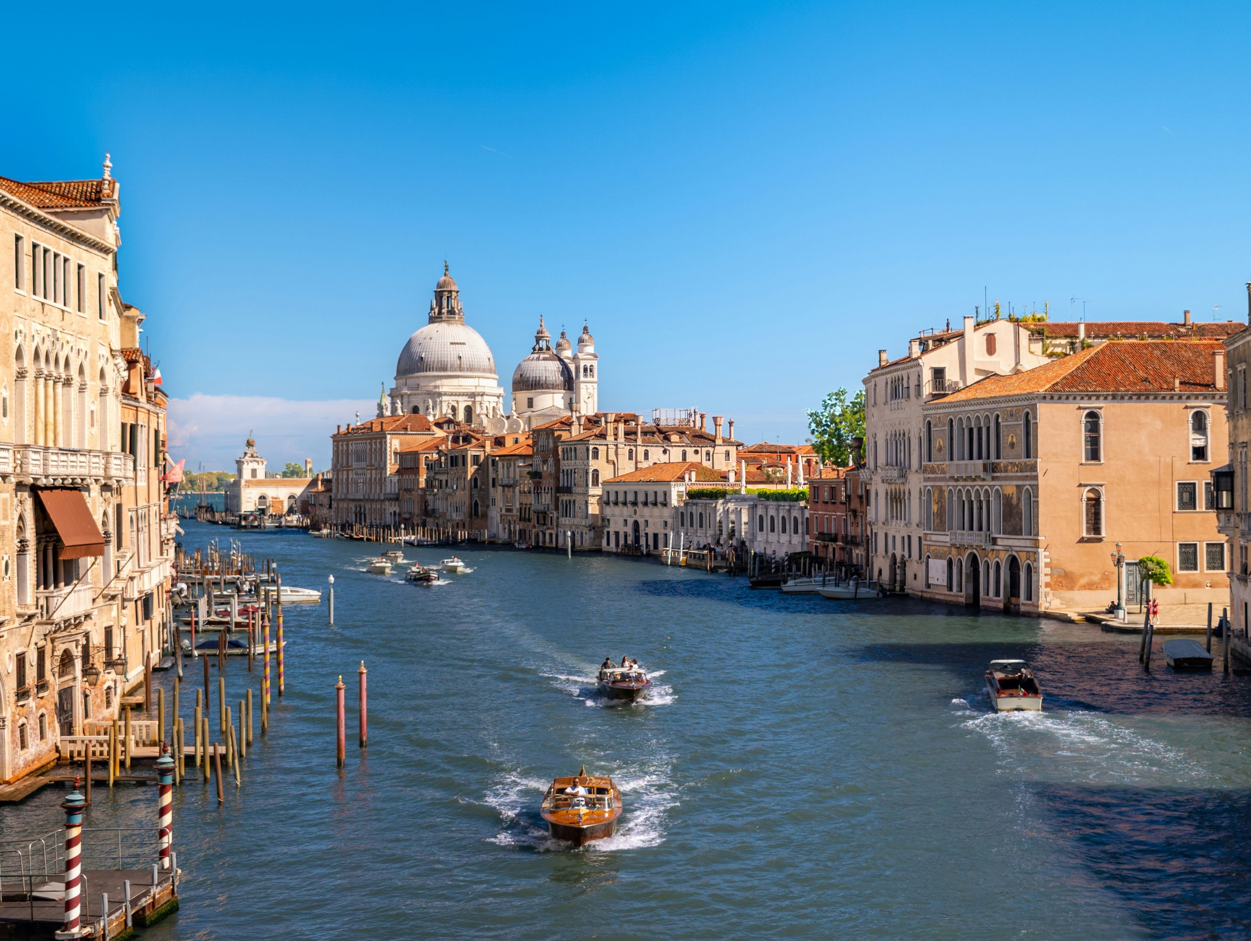 Venedig wird jedes Jahr von schätzungsweise 15 bis 30 Millionen Menschen besucht.