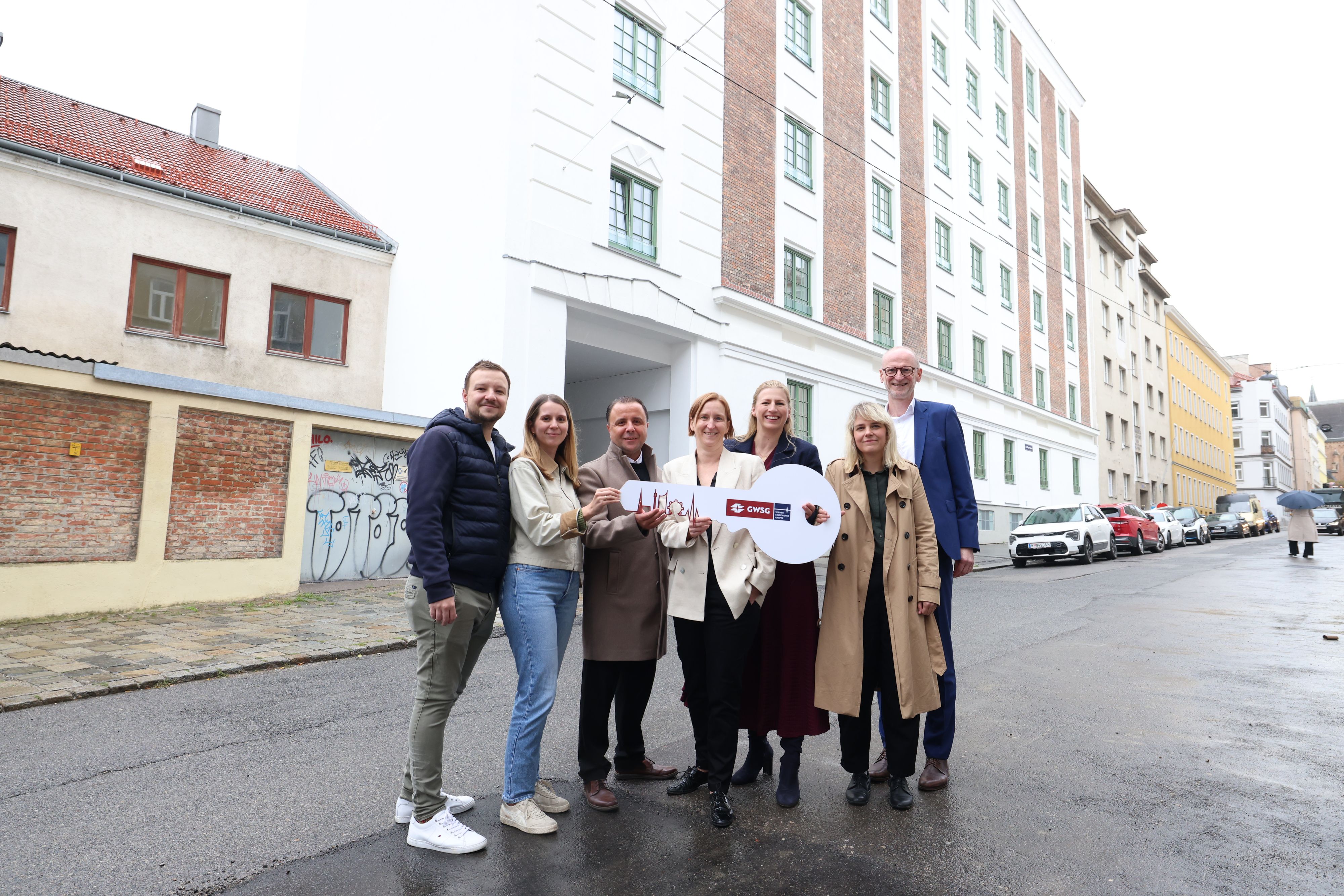 Die neuen Mieter MArvin, Eva und Volkan, Wohnbaustadträtin Elke Hanel-Torsch, Sandra Freudensprung, Geschäftsführerin der GWSG, Bezirksvorsteherin Stefanie Lamp und Roman Fuchs, Generaldirektor-Stellvertreter der Wiener Stadtwerke (v.l.)