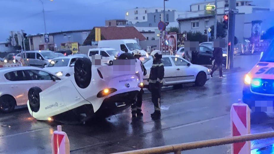 Auto landet nach Crash in Wien-Favoriten auf dem Dach