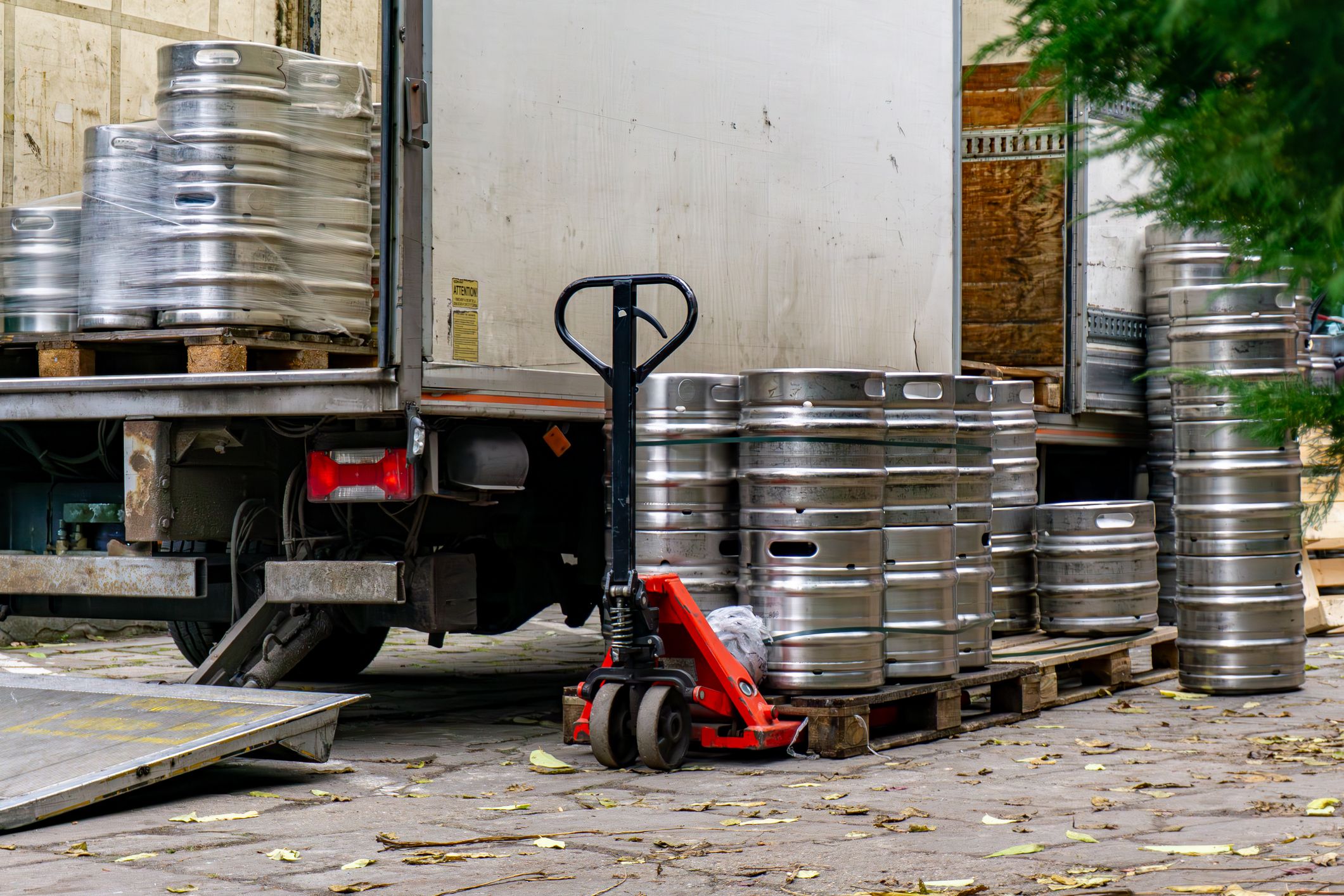 Bierfässer neben einem Lieferwagen: Drei solche wurden von den dreisten Dieben gestohlen