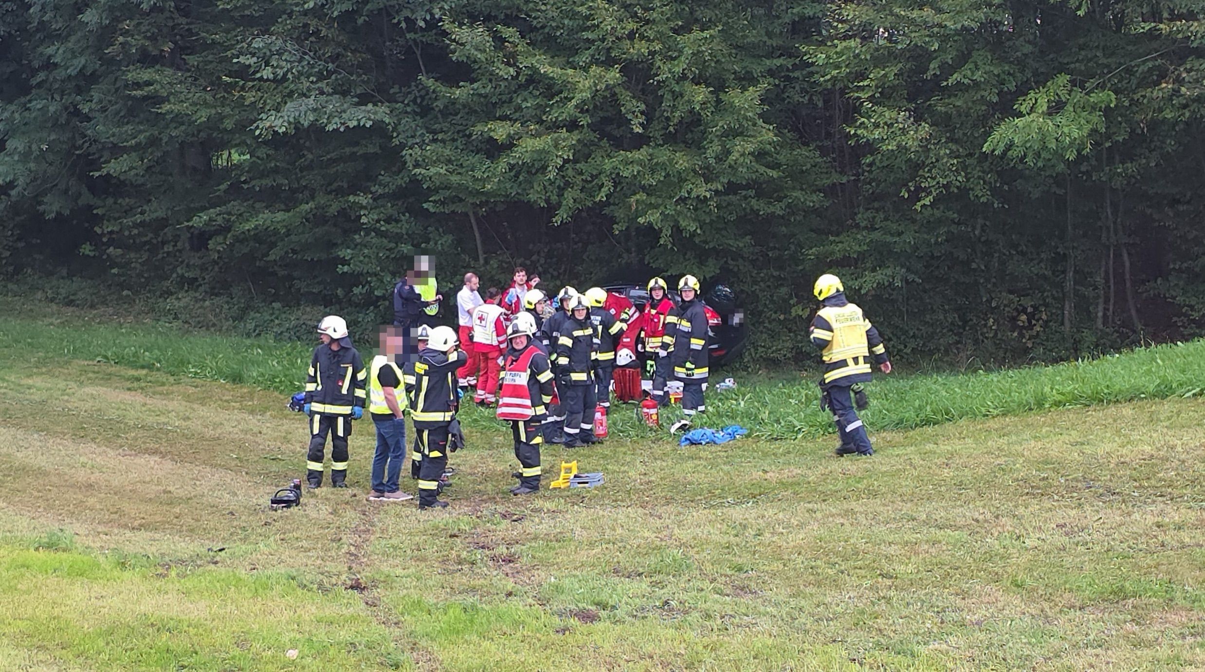 Auf der B22 bei Reinsberg kam ein Pkw von der Straße ab, raste über einen Acker und blieb erst an mehreren Bäumen stehen.