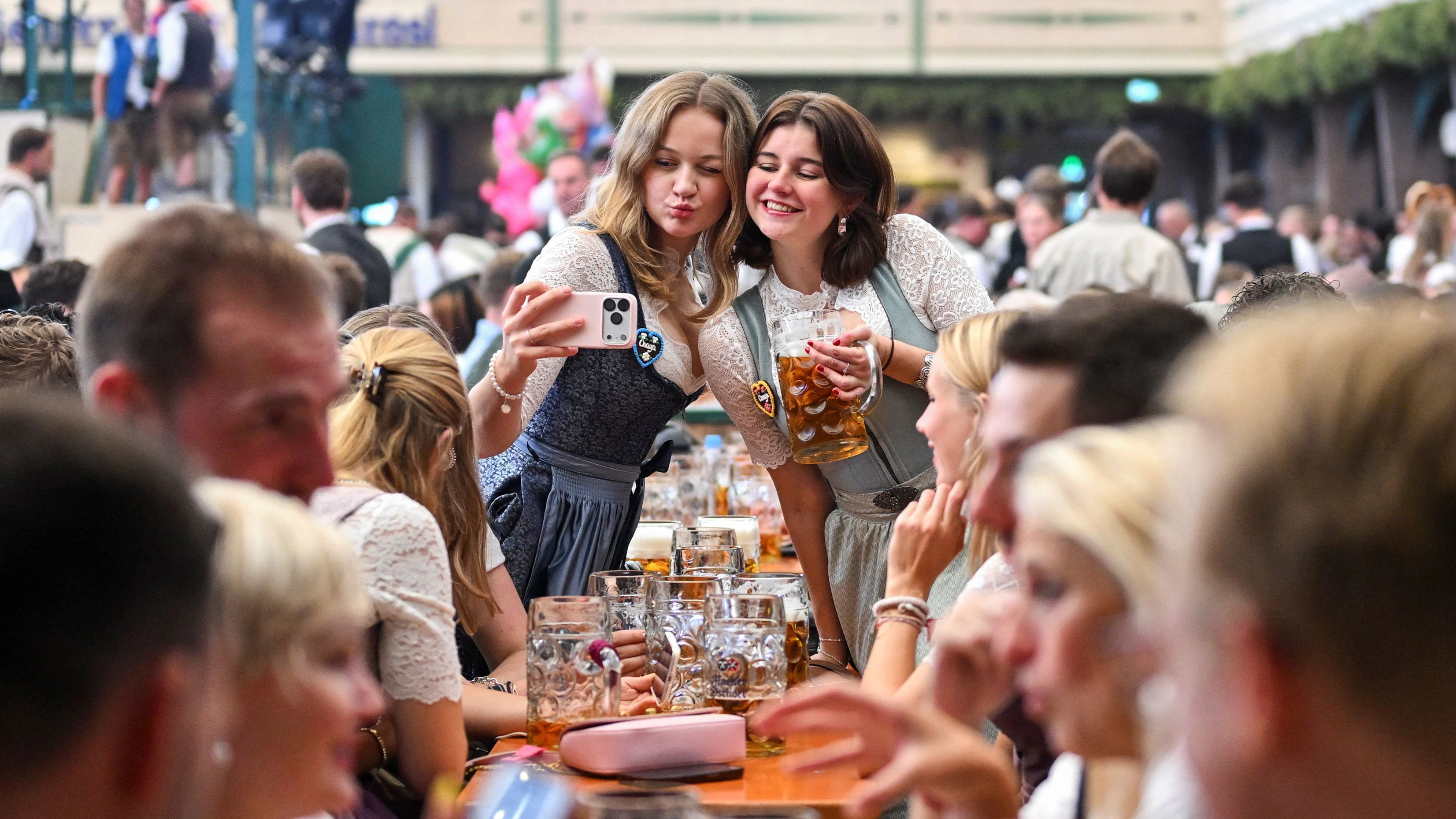 Attendees take a selfie as they enjoy the official opening day of the 191st Oktoberfest, the world's largest beer festival, in Munich, Germany, September 19, 2026. REUTERS/Fariha Farooqui     TPX IMAGES OF THE DAY     