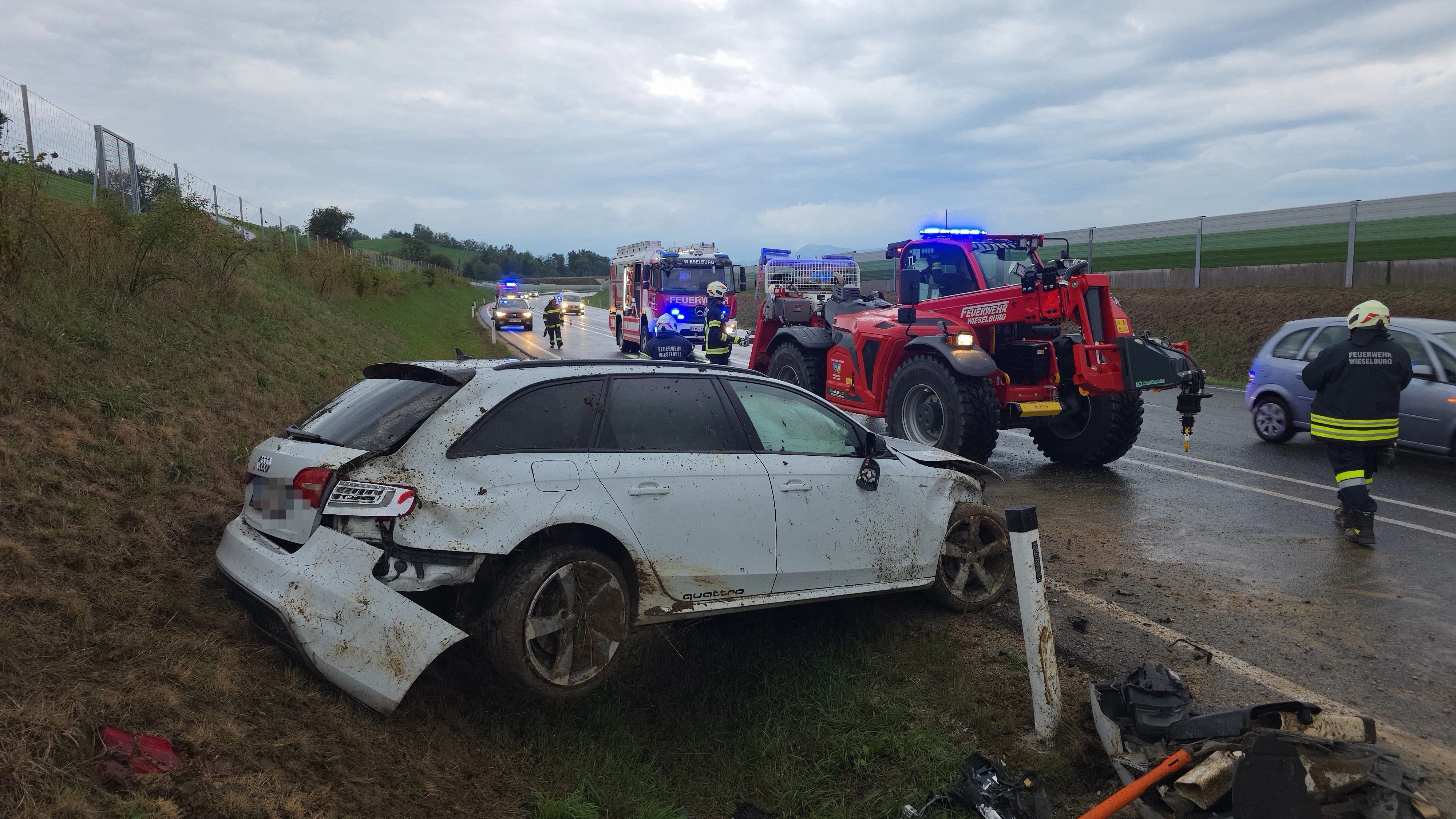 Nach der Versorgung des Verletzten rückte die Feuerwehr Wieselburg zur Bergung des Unfallwagens an.