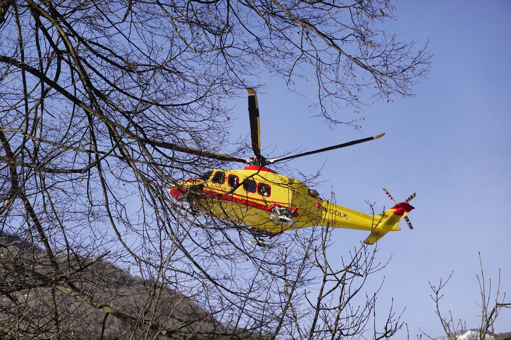 Der Mann wurde vom Team des Rettungshubschraubers geborgen.