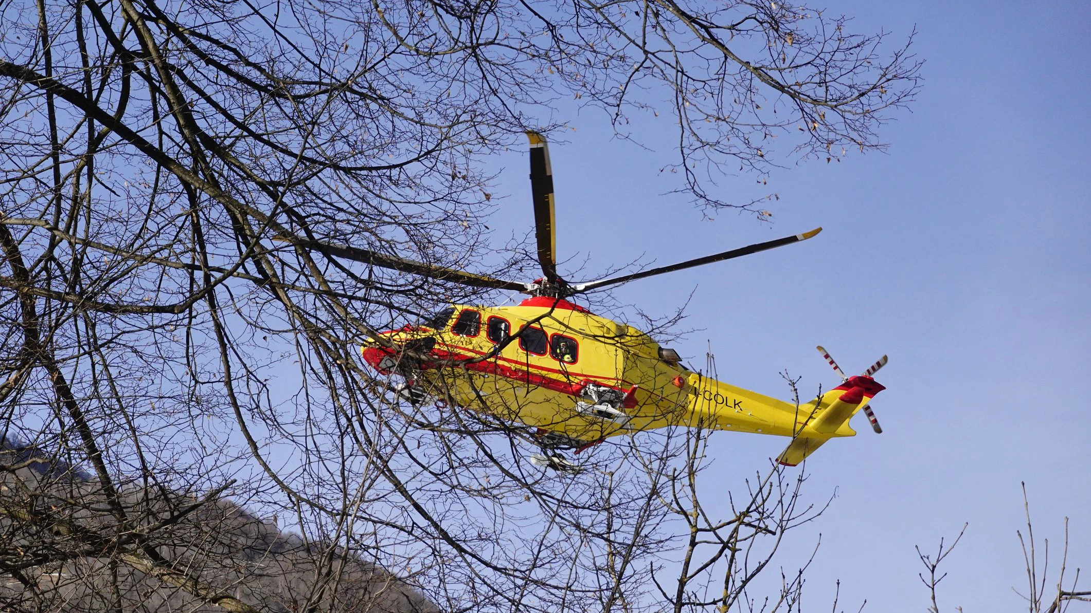 Der Mann wurde vom Team des Rettungshubschraubers geborgen.