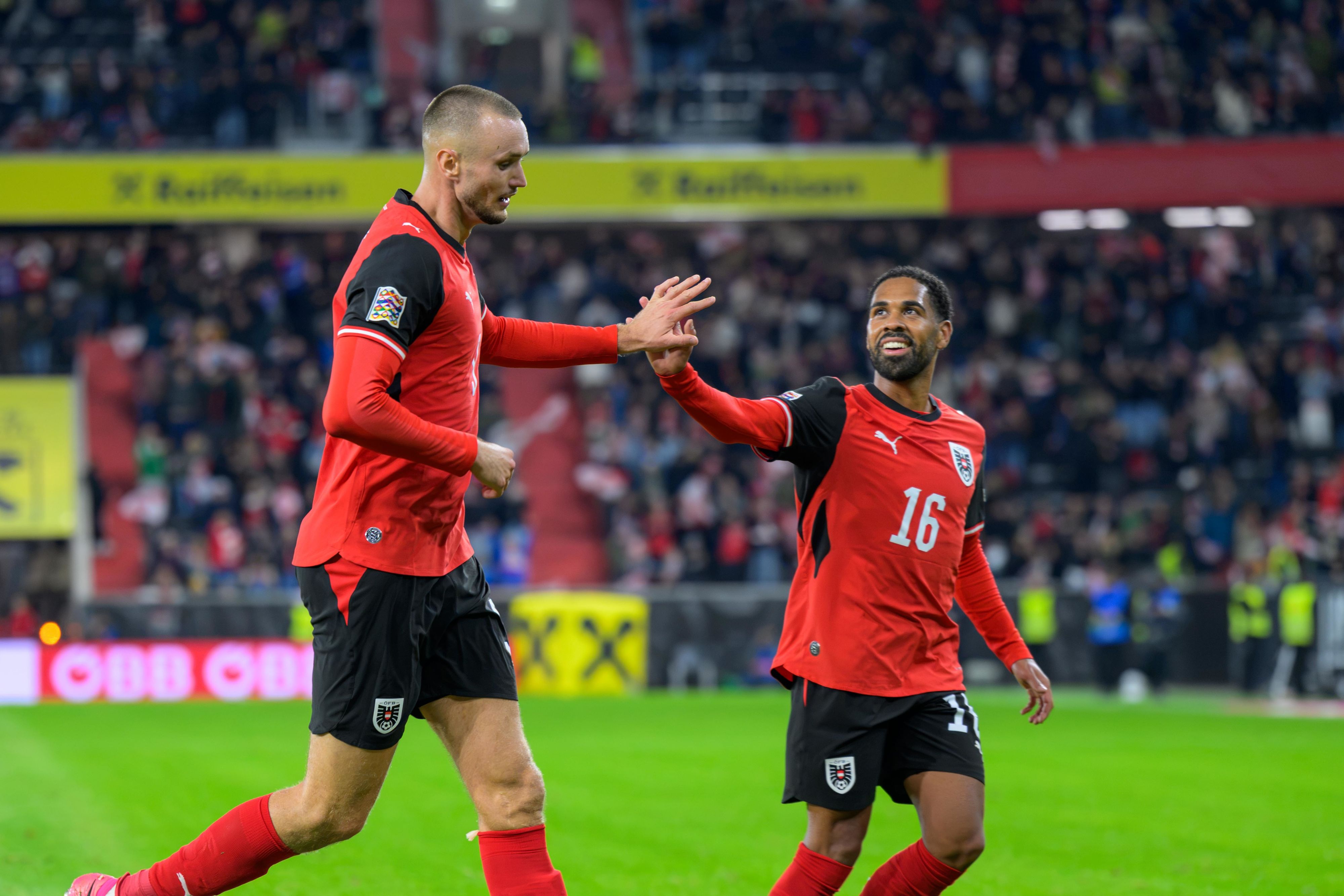 Sasa Kalajdzic und Phillipp Mwene.