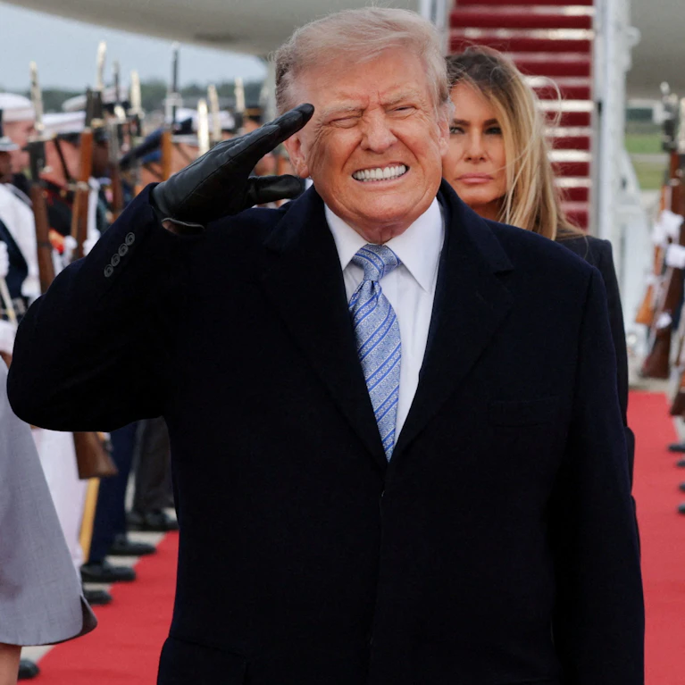 Wegen des Iran-Kriegs waren Tausende Besatzungsmitglieder der USS Abraham Lincoln 10 Monate ununterbrochen auf hoher See. Acht Soldaten haben in der Zeit versucht, sich das Leben zu nehmen. Aber der US-Präsident hat für die Besatzung nur Spott und Hohn übrig.