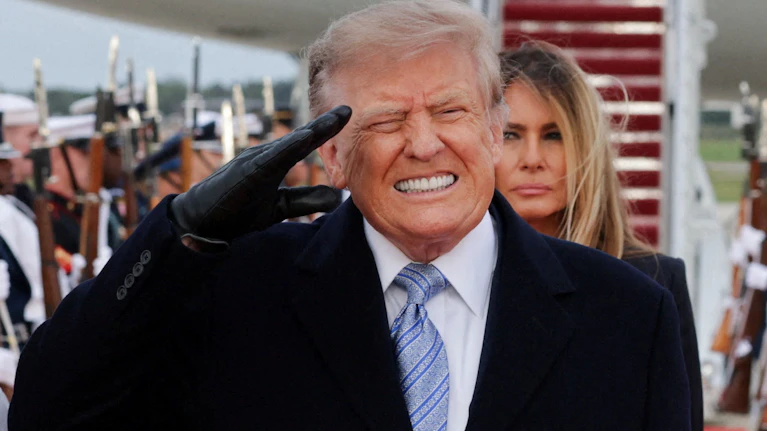 Wegen des Iran-Kriegs waren Tausende Besatzungsmitglieder der USS Abraham Lincoln 10 Monate ununterbrochen auf hoher See. Acht Soldaten haben in der Zeit versucht, sich das Leben zu nehmen. Aber der US-Präsident hat für die Besatzung nur Spott und Hohn übrig.