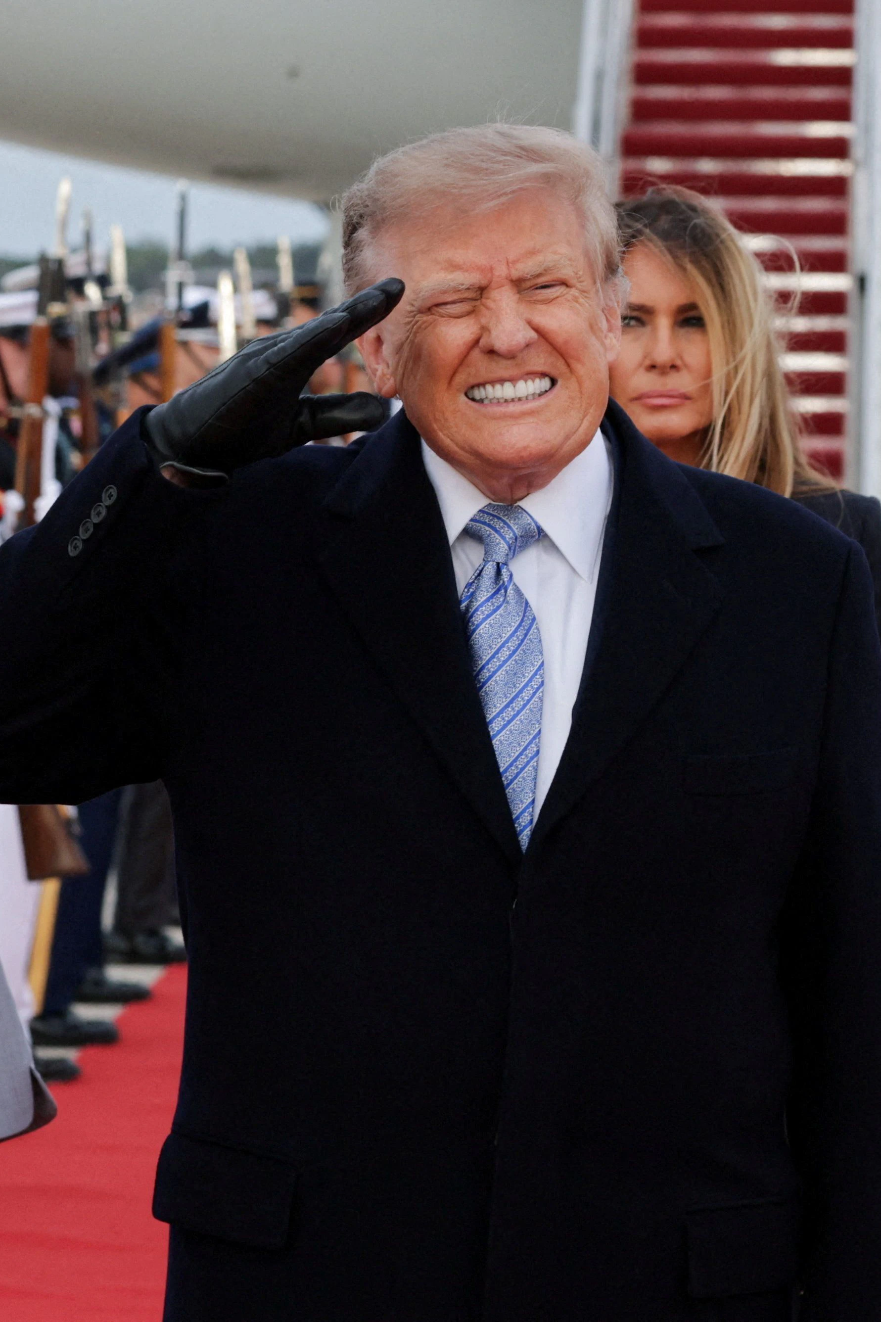 "Bei weitem nicht lange genug" auf hoher See: Präsident Donald Trump machte sich öffentlich über die Probleme an Bord der USS Abraham Lincoln lustig