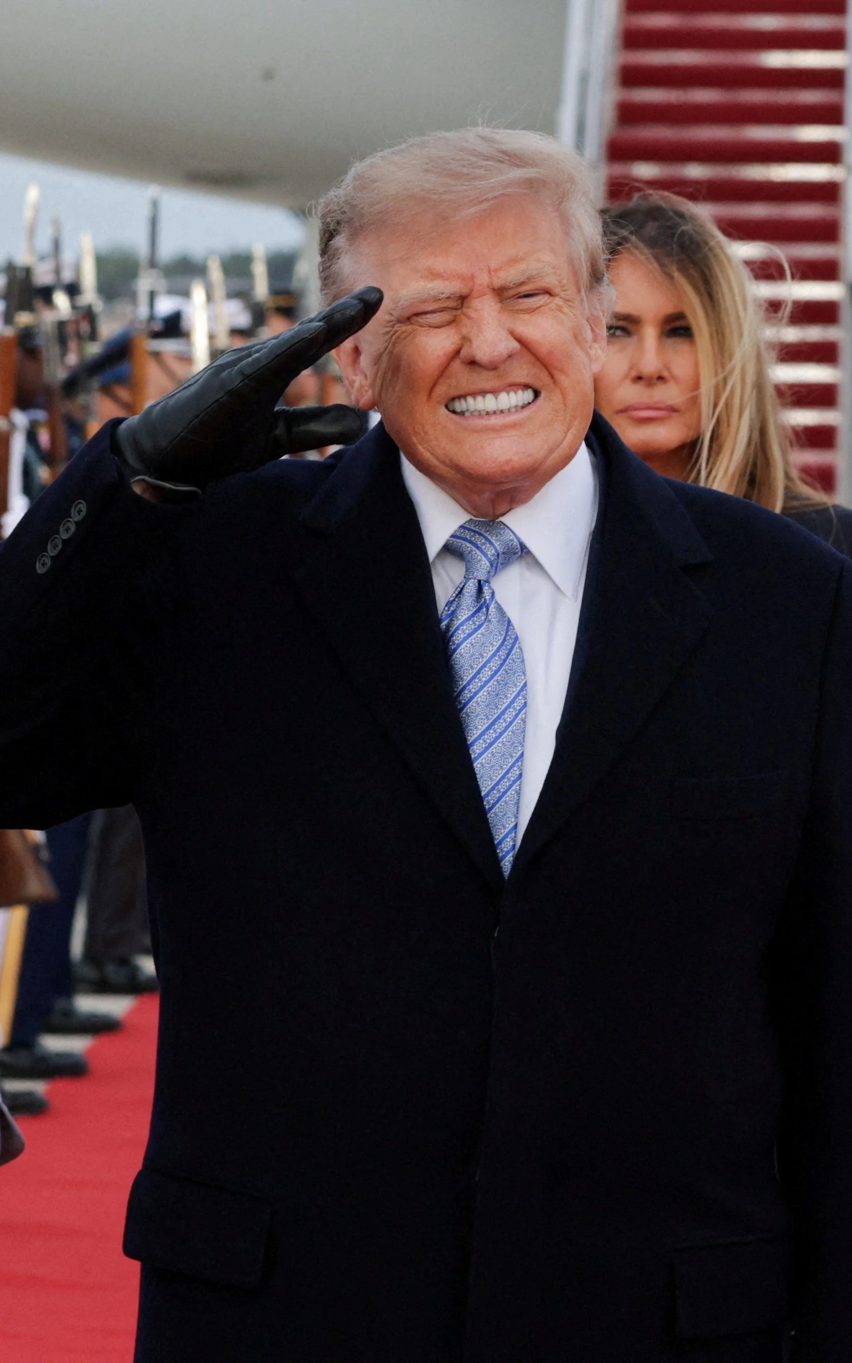 8 Suizidversuche auf Kriegsschiff … aber Trump verhöhnt die Mannschaft