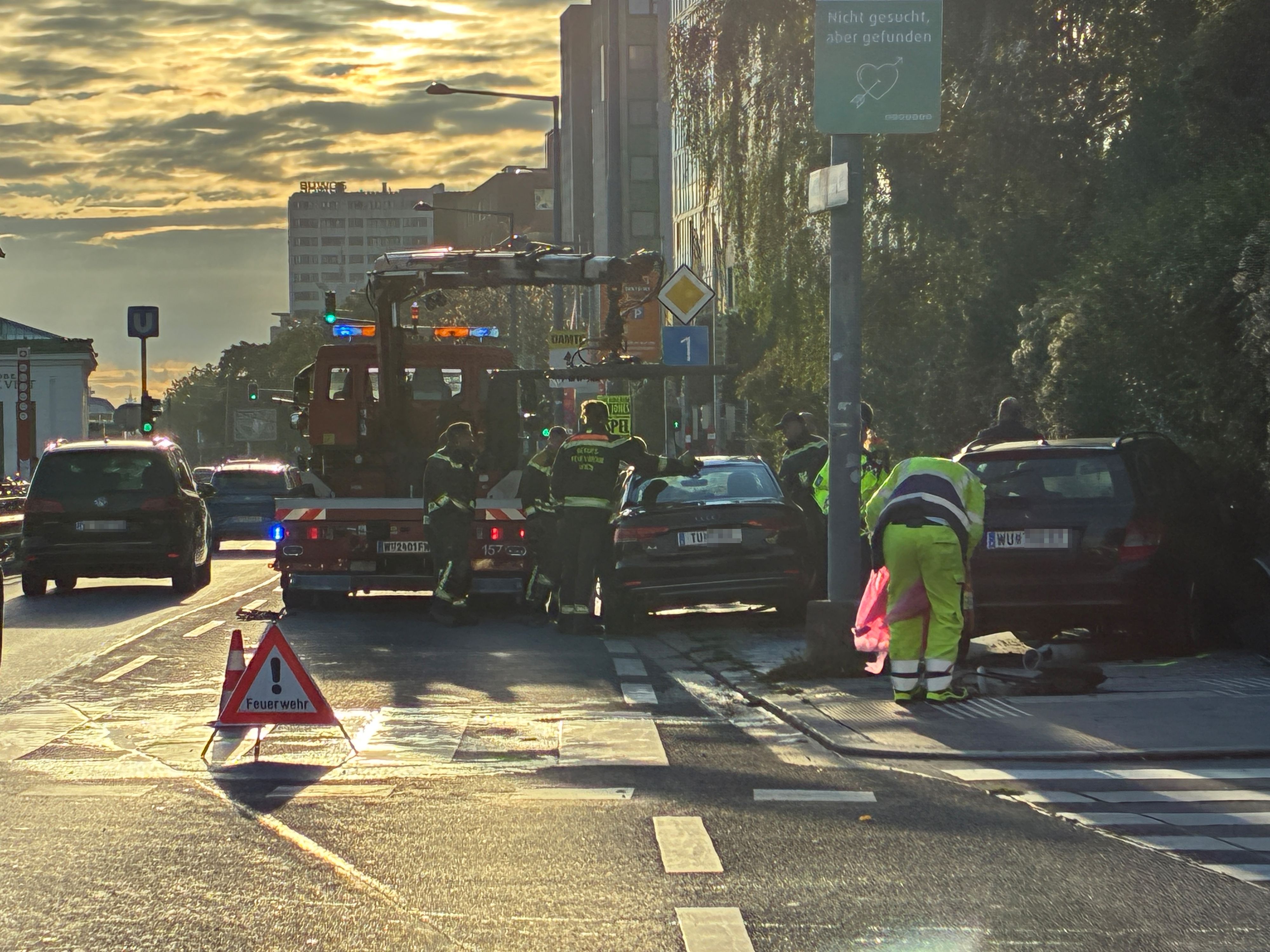 Schwerer Verkehrsunfall in Wien-Hietzing am Freitagmorgen.