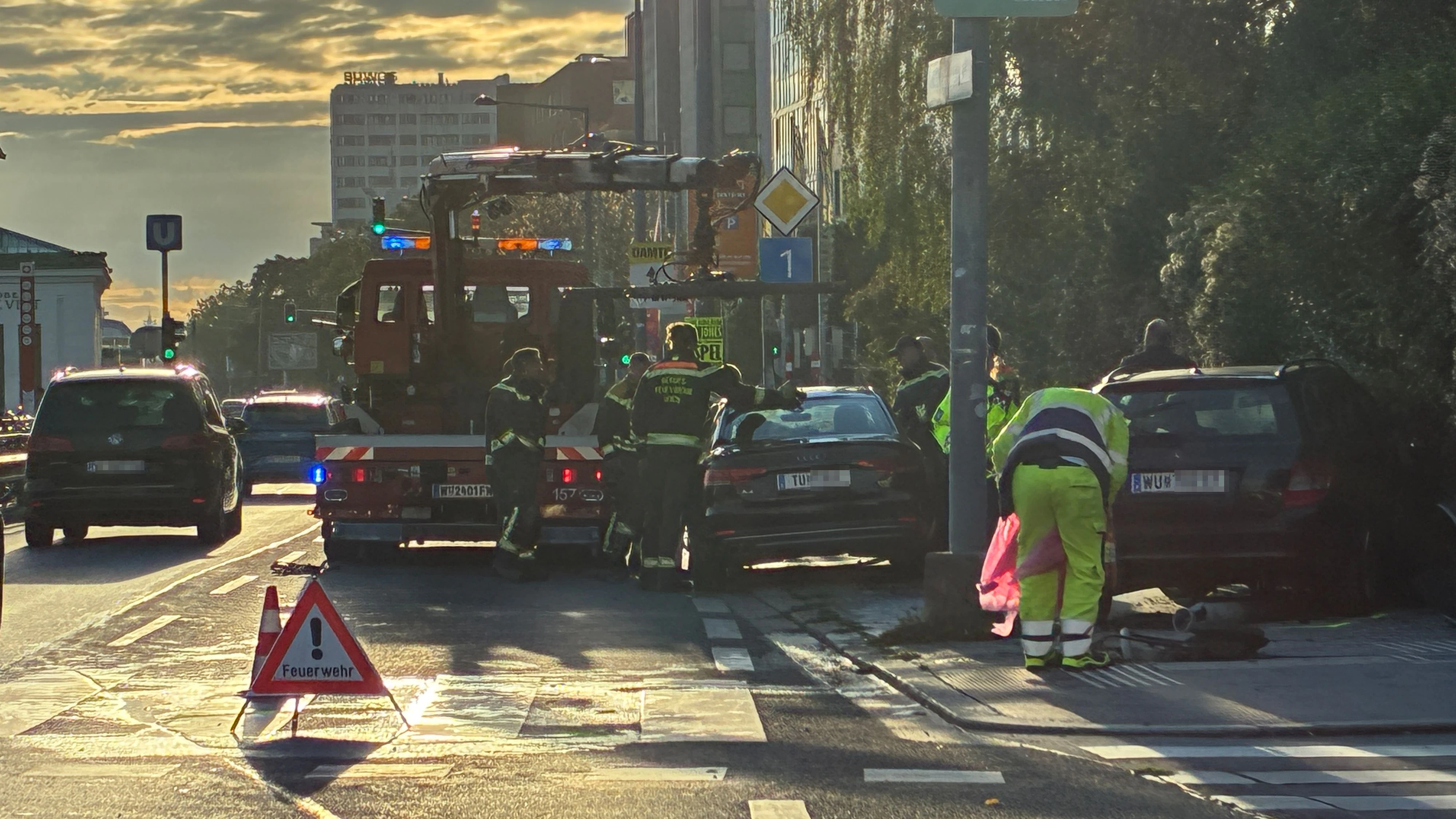 Schwerer Verkehrsunfall in Wien-Hietzing am Freitagmorgen.