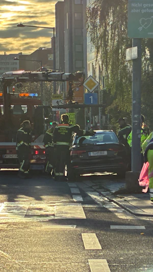 Schwerer Unfall Wien: Audi und Mercedes kollidieren am Hietzinger Kai. Stau bis Hütteldorf, Ampel zerstört. Ermittlungen laufen.