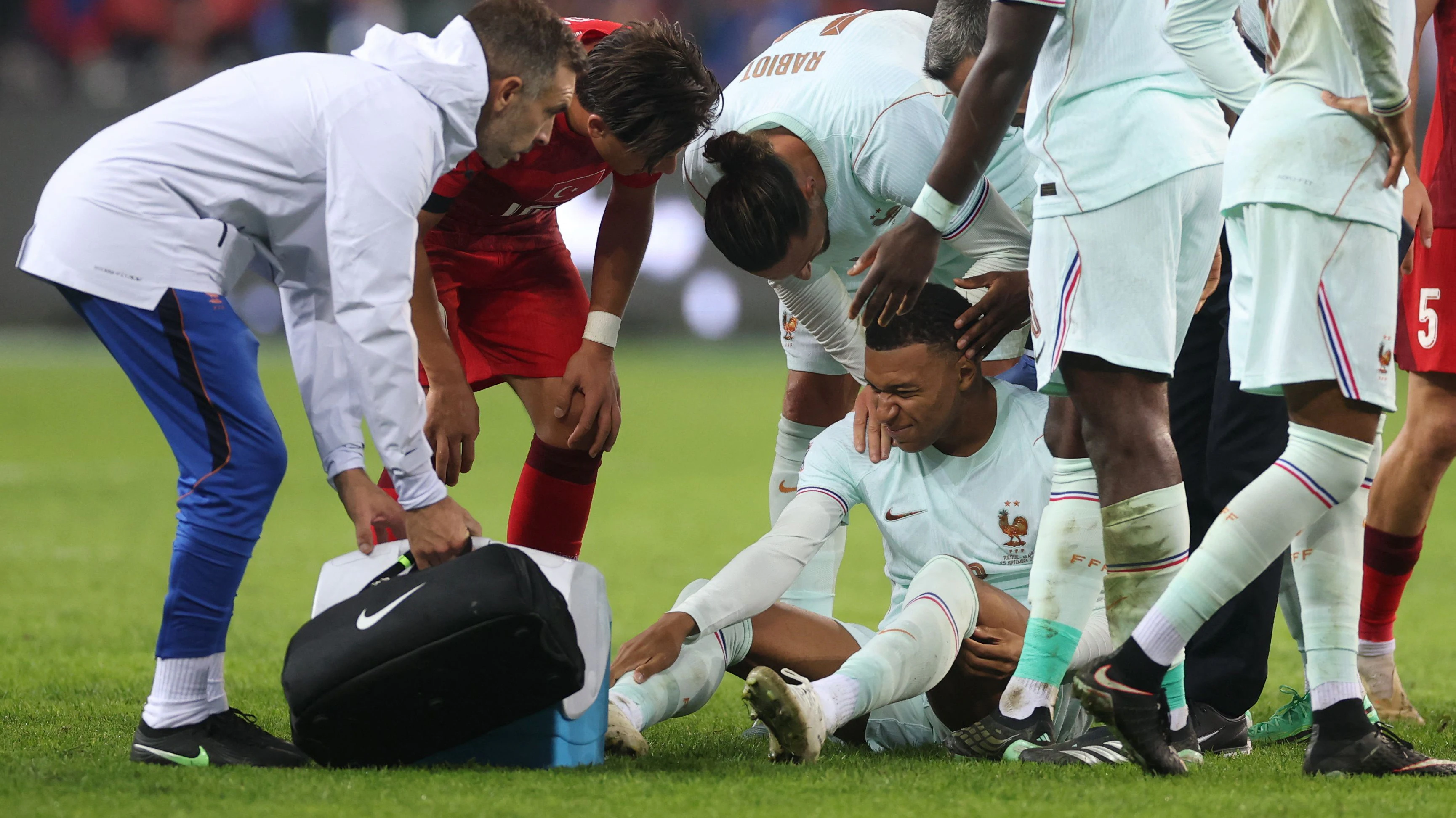 Fußball-Star Kylian Mbappe musste sich behandeln lassen und verletzt raus. 