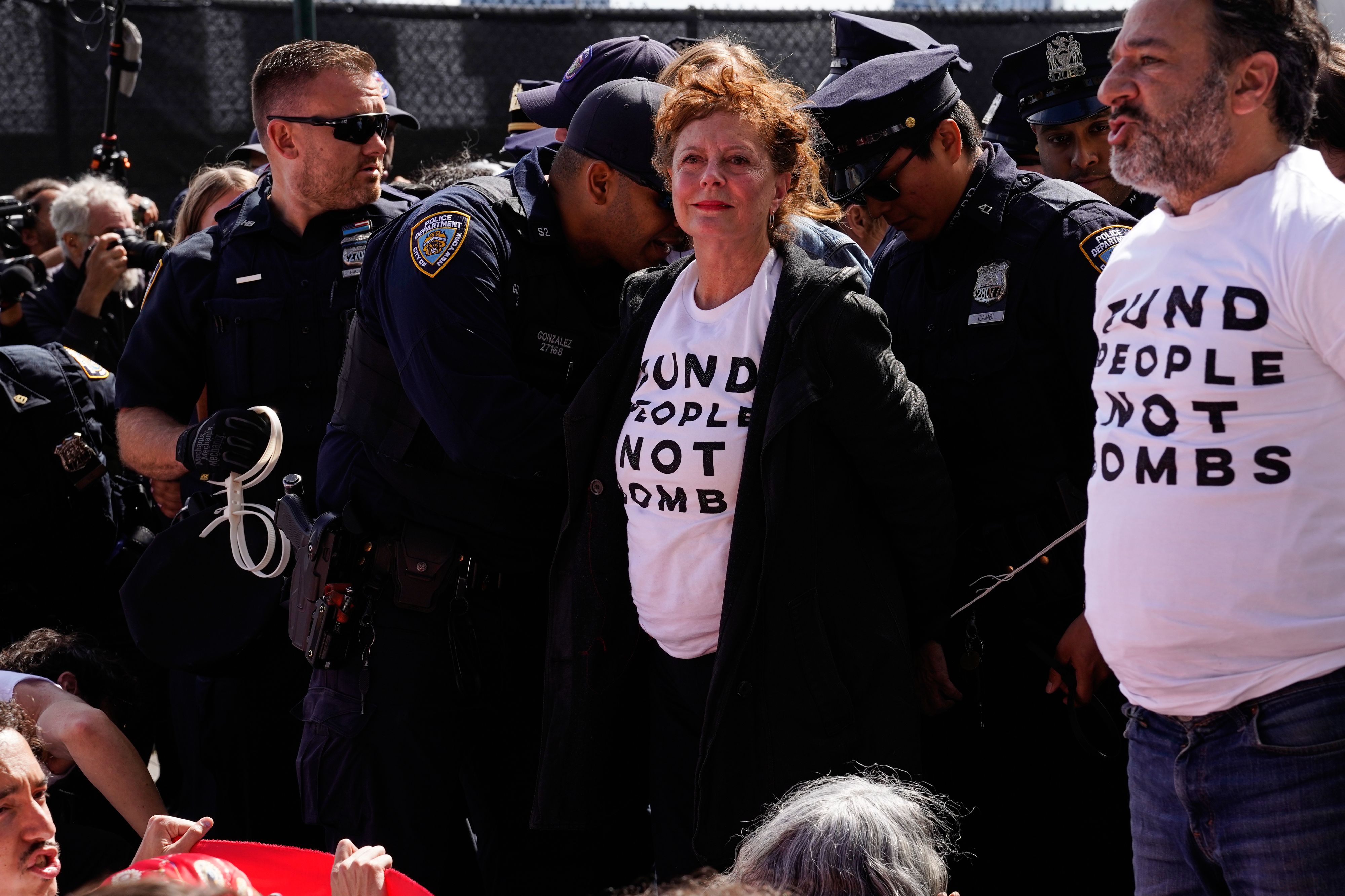 Susan Sarandon wird verhaftet.