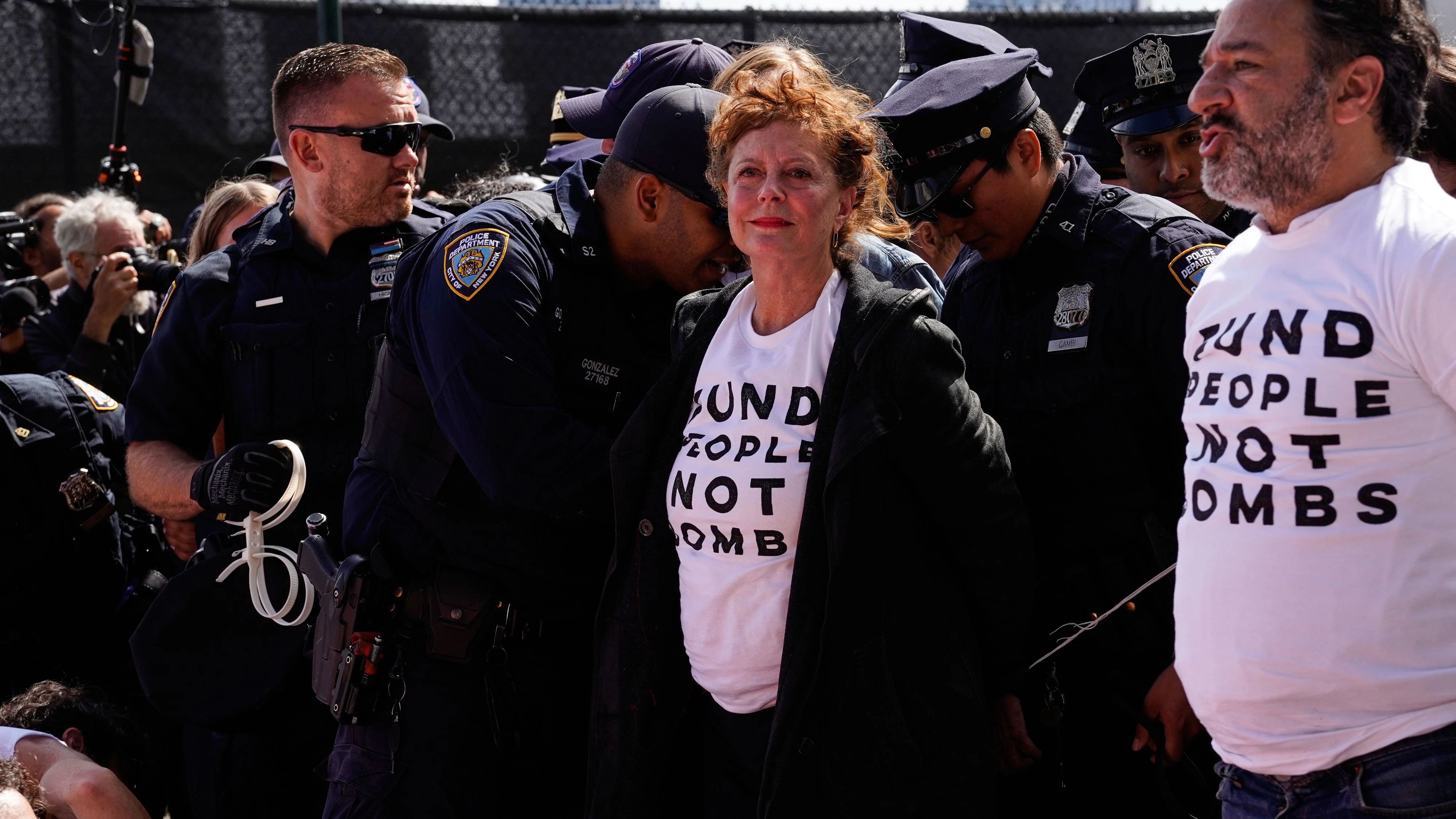Susan Sarandon wird verhaftet.