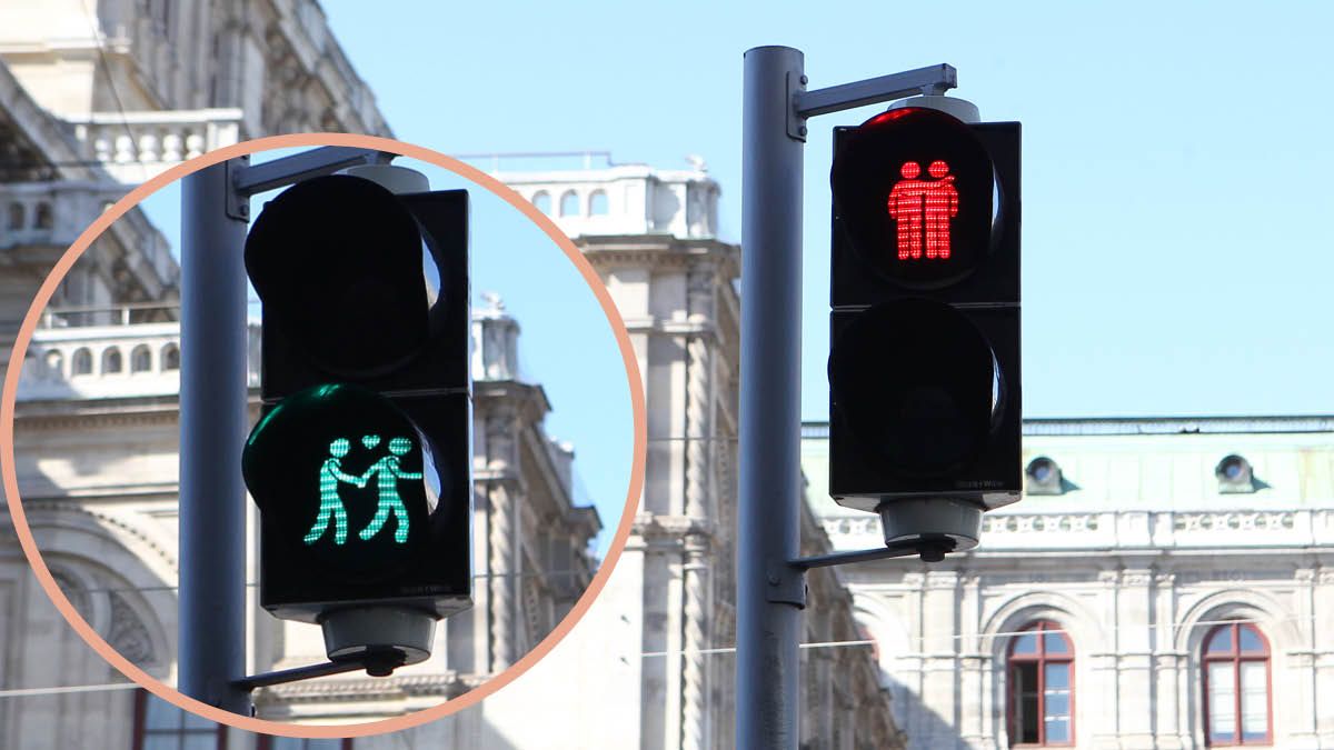 Auf einer Fußgängerampel ist eine Kamera montiert. Die Ampel steht auf rot. Wien, Österreich. Juni 2020