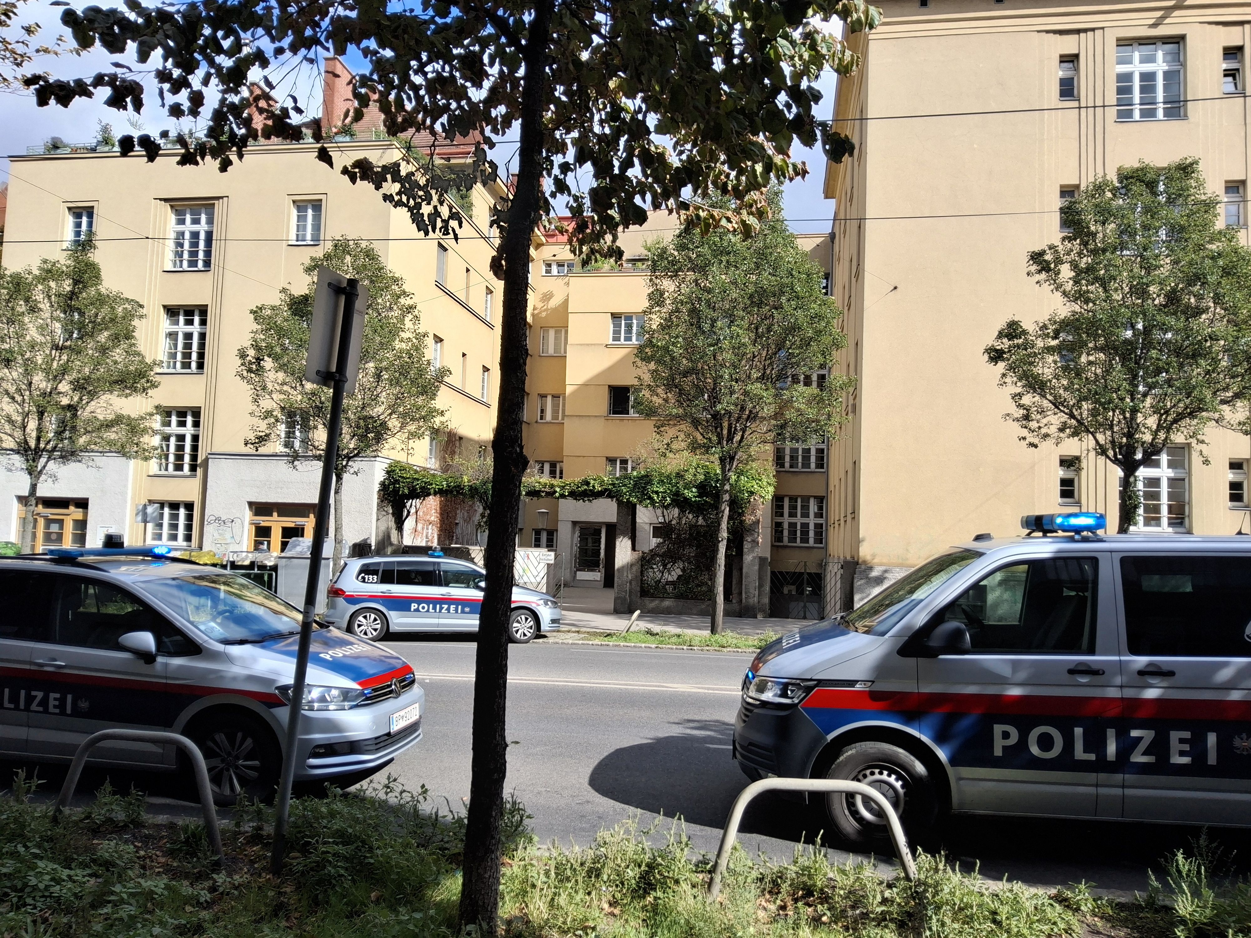 Eine Anrainerin alarmierte am Freitag gegen 11.45 Uhr die Polizei. Aus einem benachbarten Mehrparteienhaus hatte sie einen lauten Knall gehört, der sich für sie wie ein Schuss anhörte.