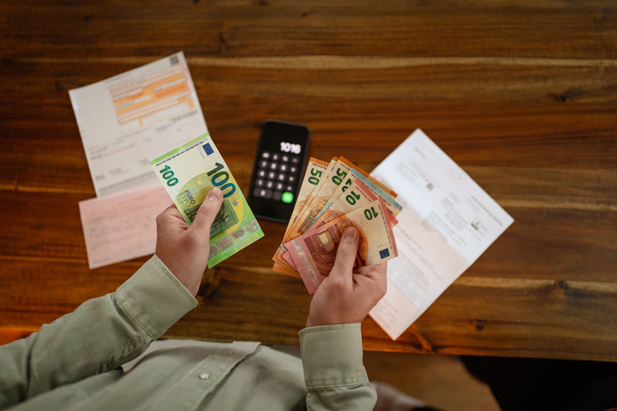 Eine Kreditkartenrechnung über 7.000 Euro wird bald fällig. Der Betroffene hofft auf Ratenzahlung – und will nun auch Hilfe gegen seine Spielsucht suchen.