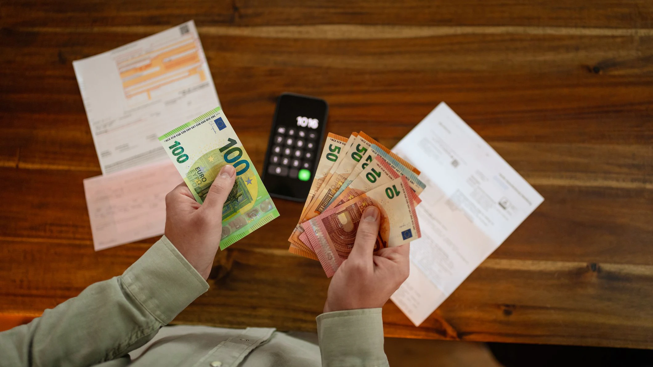 Eine Kreditkartenrechnung über 7.000 Euro wird bald fällig. Der Betroffene hofft auf Ratenzahlung – und will nun auch Hilfe gegen seine Spielsucht suchen.