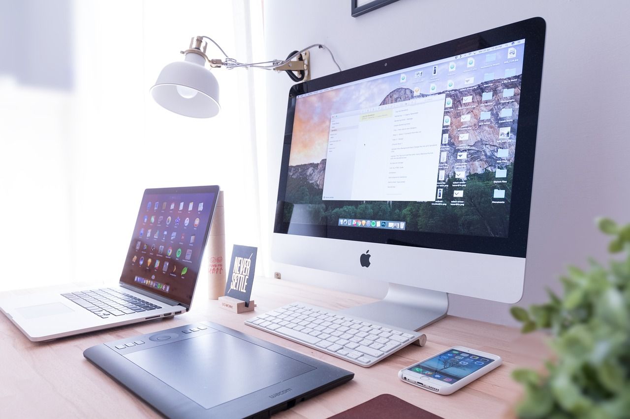 Computer, Tastatur und Laptop Setup