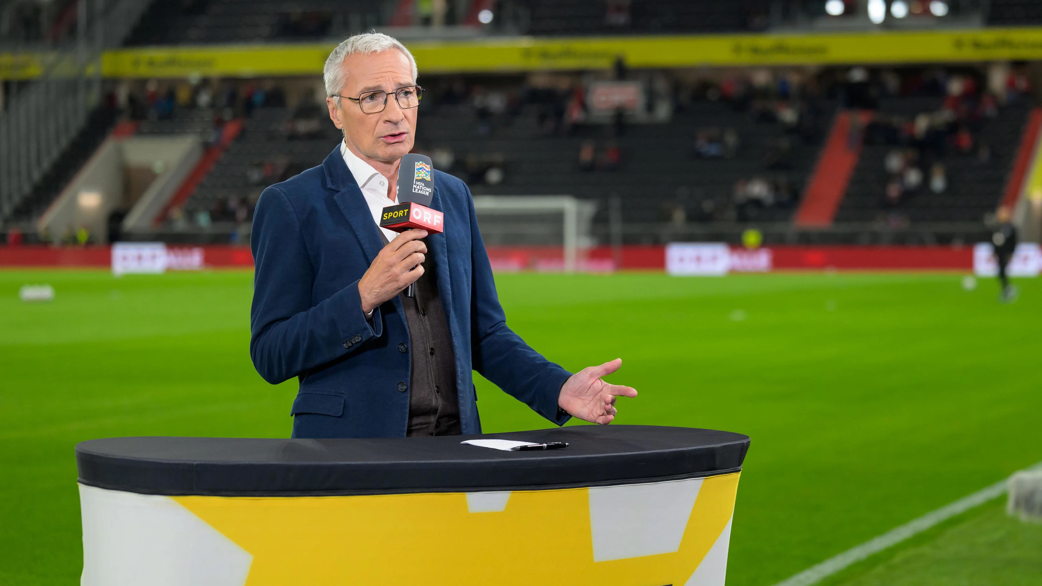 ORF-Moderator Rainer Pariasek bekmmt gegen den Kosovo eine Pause. 