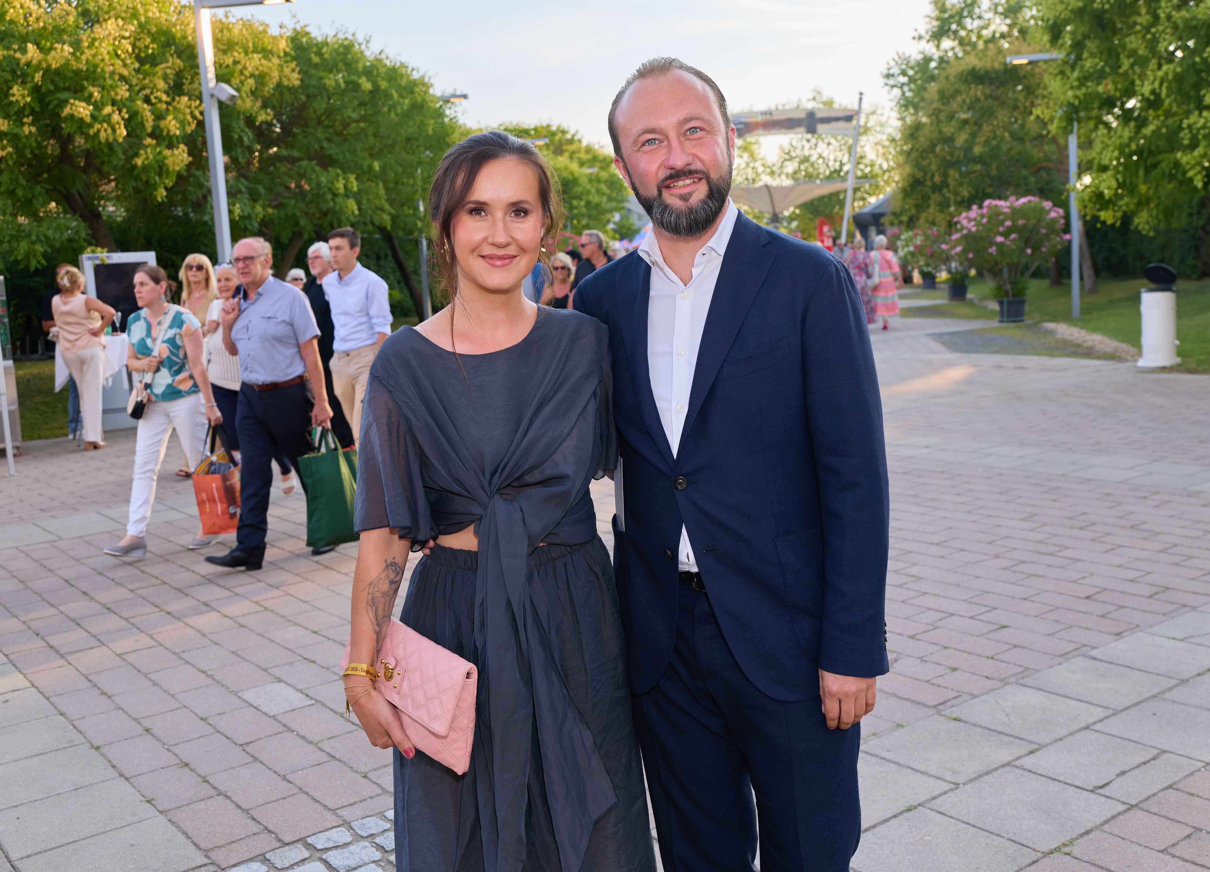 Max Lercher mit seiner Michaela bei der Premiere von 
